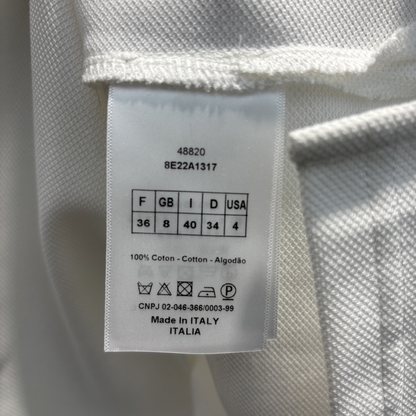 D家 25新款  撞色Polo领上衣 胸前字母logo刺绣装饰 撞色翻领设计 拉长脖颈线条 修饰脸型 衣