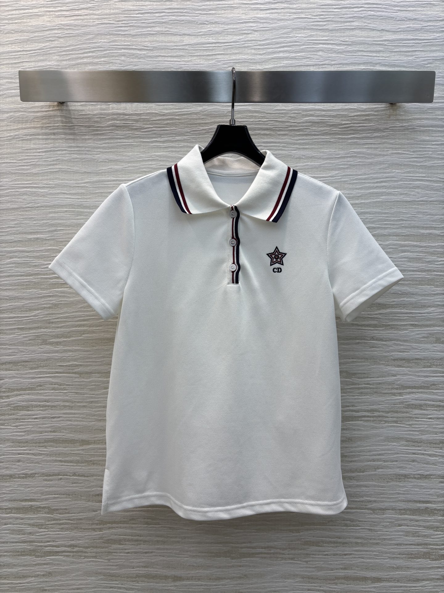 D家 25新款  撞色Polo领上衣 胸前字母logo刺绣装饰 撞色翻领设计 拉长脖颈线条 修饰脸型 衣
