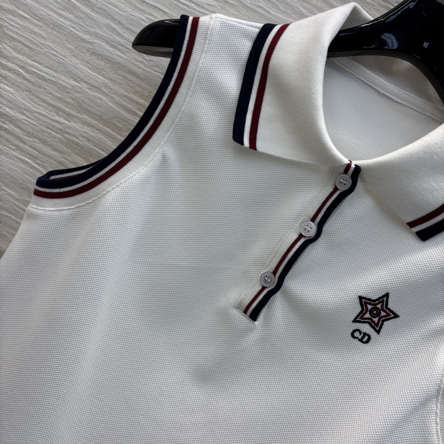 D家 25新款  撞色Polo领无袖上衣 胸前字母logo刺绣装饰 撞色翻领设计 拉长脖颈线条 修饰脸型