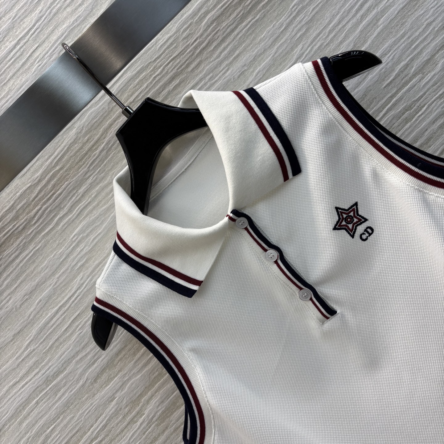 D家 25新款  撞色Polo领无袖上衣 胸前字母logo刺绣装饰 撞色翻领设计 拉长脖颈线条 修饰脸型