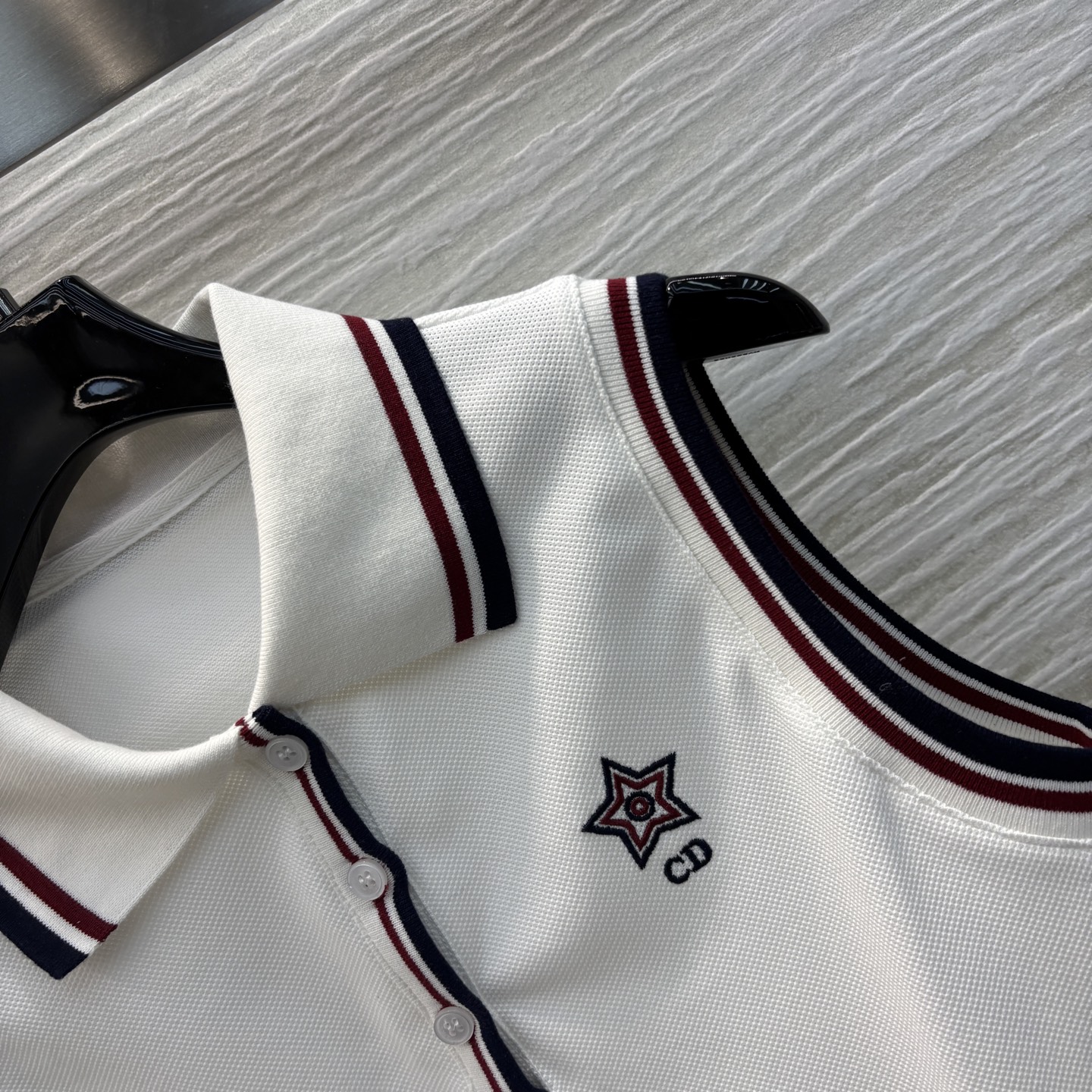D家 25新款  撞色Polo领无袖上衣 胸前字母logo刺绣装饰 撞色翻领设计 拉长脖颈线条 修饰脸型