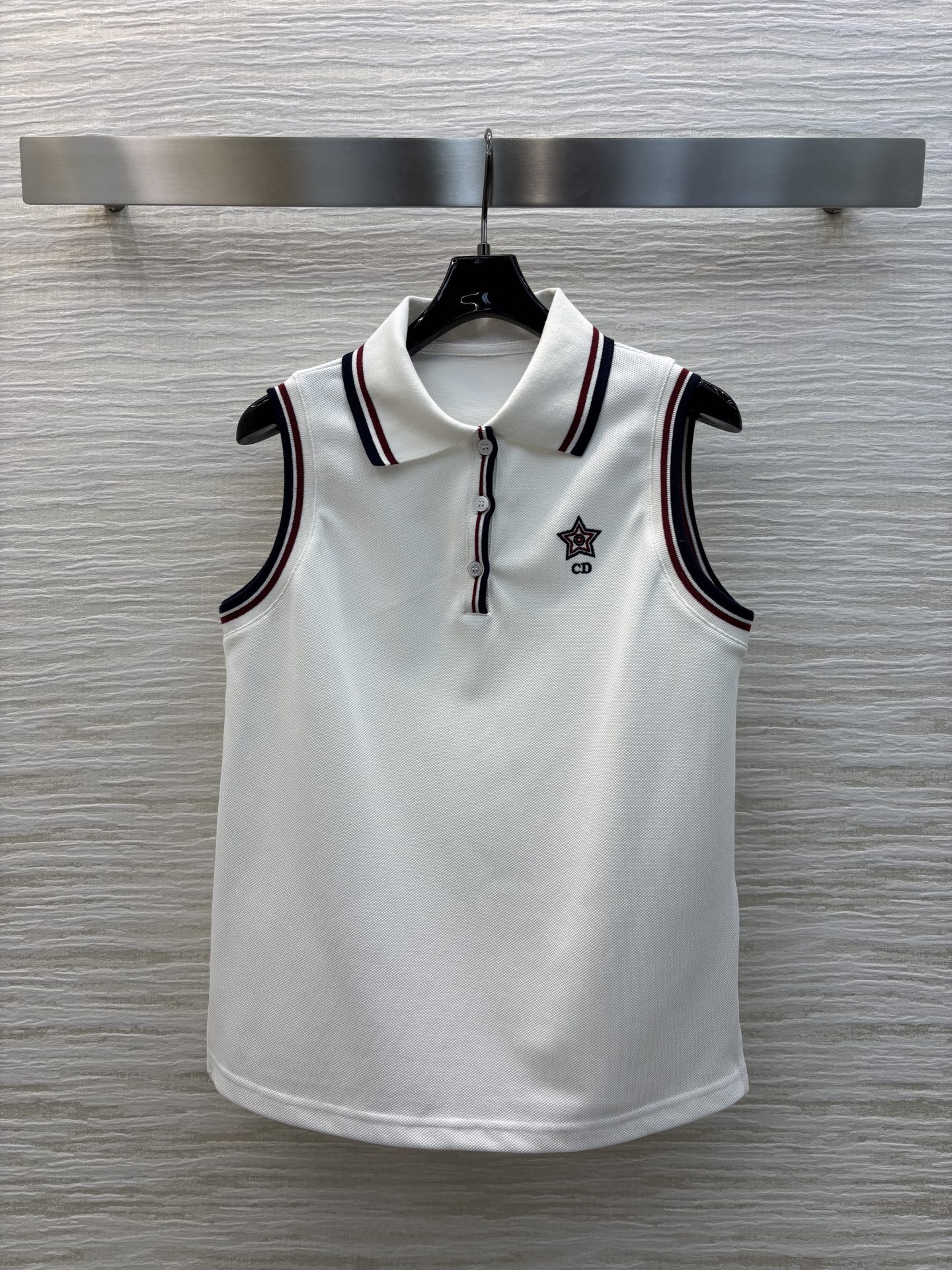 D家 25新款  撞色Polo领无袖上衣 胸前字母logo刺绣装饰 撞色翻领设计 拉长脖颈线条 修饰脸型