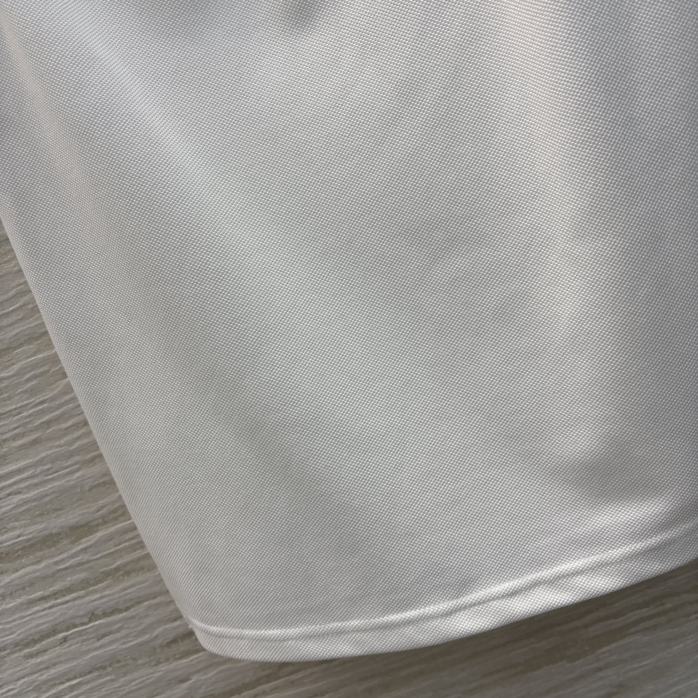 D家 25新款  撞色Polo领无袖上衣 胸前字母logo刺绣装饰 撞色翻领设计 拉长脖颈线条 修饰脸型