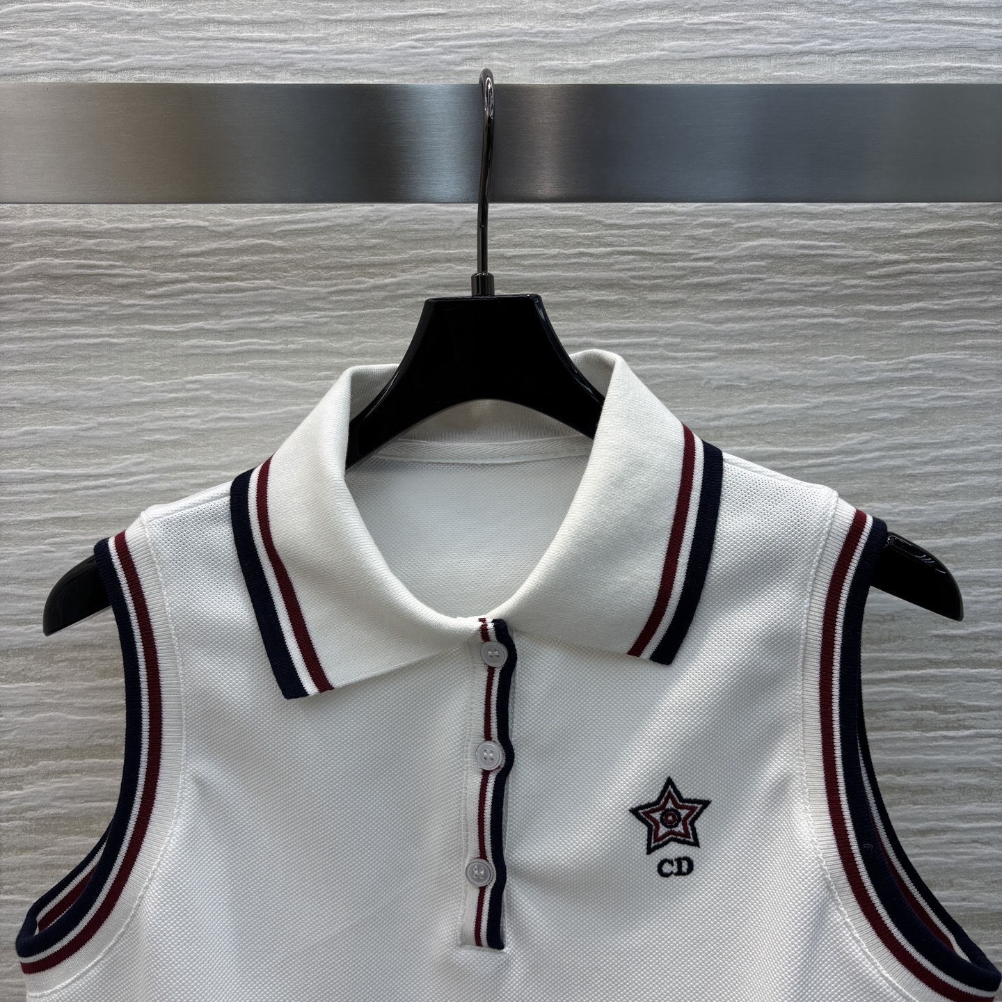D家 25新款  撞色Polo领无袖上衣 胸前字母logo刺绣装饰 撞色翻领设计 拉长脖颈线条 修饰脸型