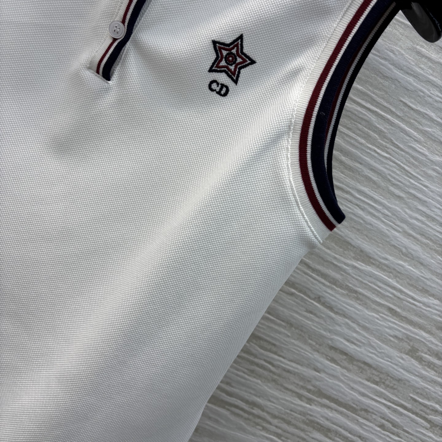 D家 25新款  撞色Polo领无袖上衣 胸前字母logo刺绣装饰 撞色翻领设计 拉长脖颈线条 修饰脸型