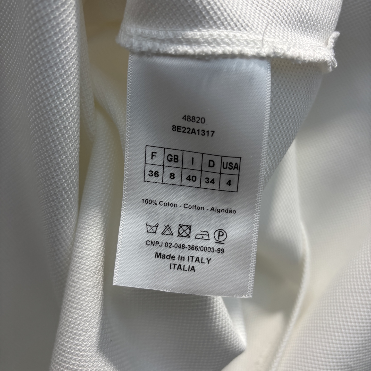 D家 25新款  撞色Polo领无袖上衣 胸前字母logo刺绣装饰 撞色翻领设计 拉长脖颈线条 修饰脸型