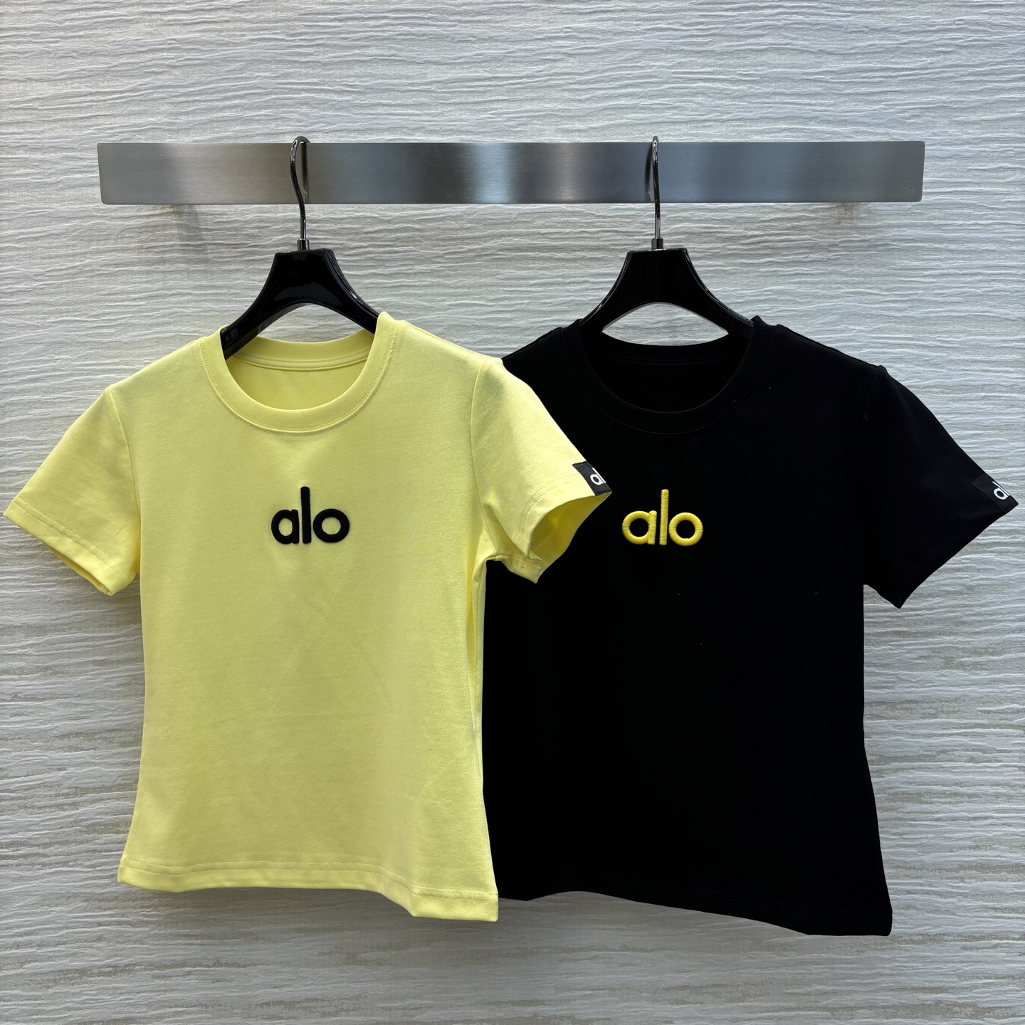 25春夏 alo小众设计T恤料子选用棉质弹力修身造型释放自在舒适 恰到好处的衣长 视觉拉高身材比例 胸口