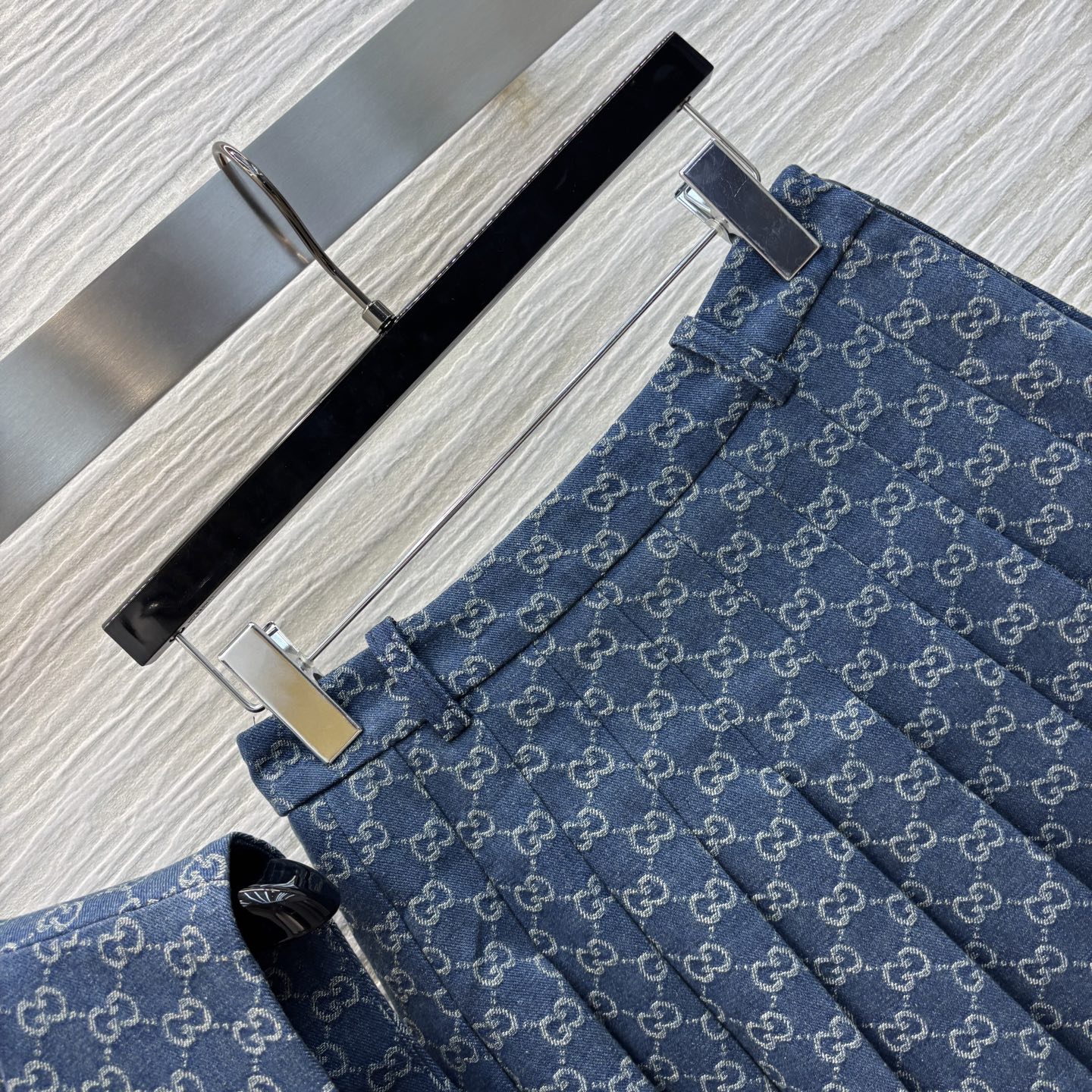 G家 25早春新款 GG字母提花牛仔套装 马鞍扣装饰马甲搭片+百褶短裙 定制提花牛仔面料 质感高级 一套