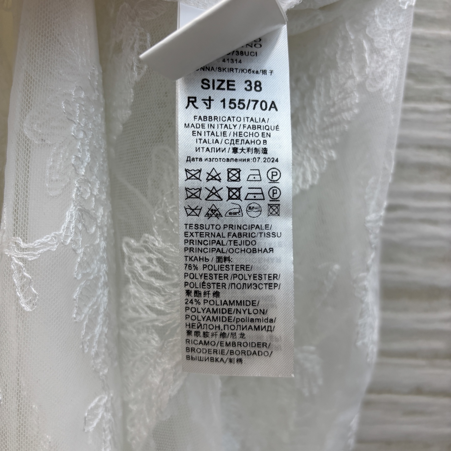 ES家 25春夏 精致蕾丝提花半裙 重工提花面料 每一处纹理都诉说着优雅 轻盈裙摆随步伐摇曳 将浪漫与时