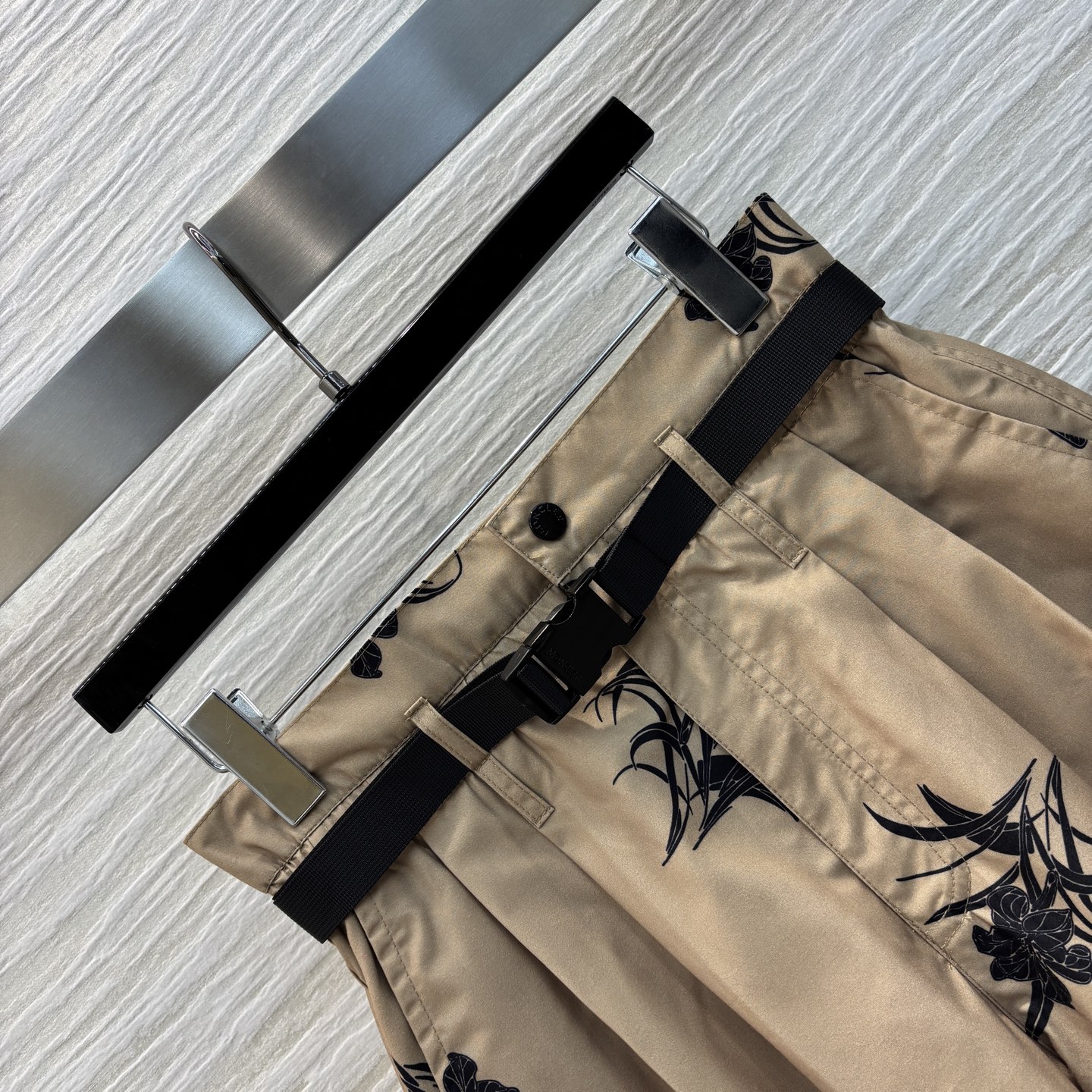 蒙口 25新款 花卉印花高腰短裤 腰带装饰高腰设计 各种场合都适合穿 秒抬气质 自带气场感 合身的版型 