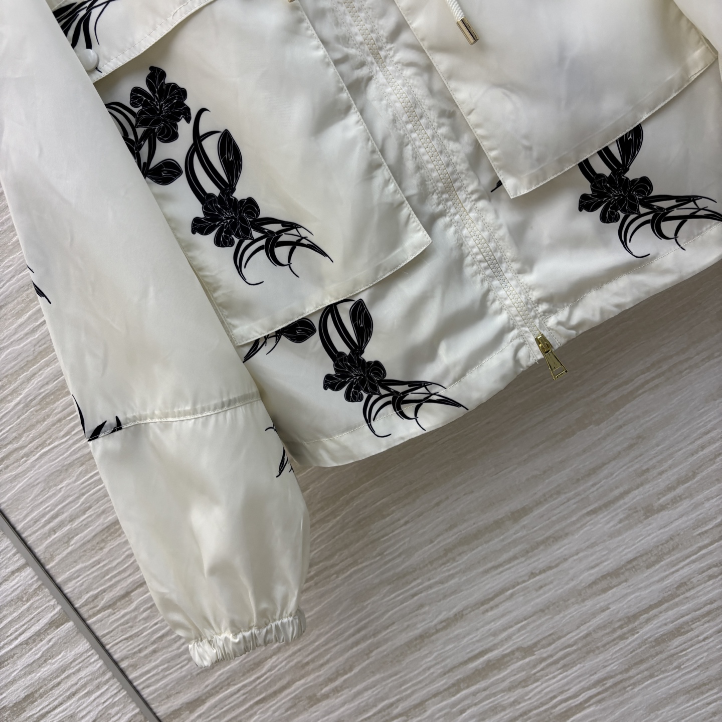 蒙口 25早春新款 花卉印花连帽防晒衣 双口袋设计 夏季穿很透气舒适 水墨花卉图案很吸睛 连帽拉经典的版