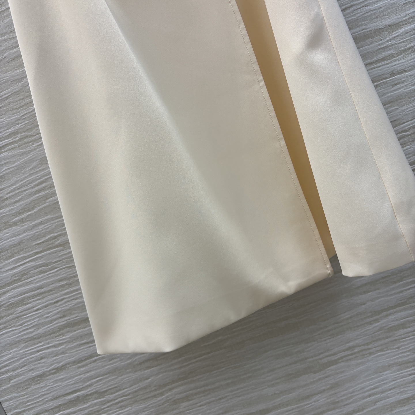 L家 25早春新款 金属装饰双排扣小飞袖西装马甲外套 三叶草五装装饰点亮造型 中长款修身版型 腰间定制的