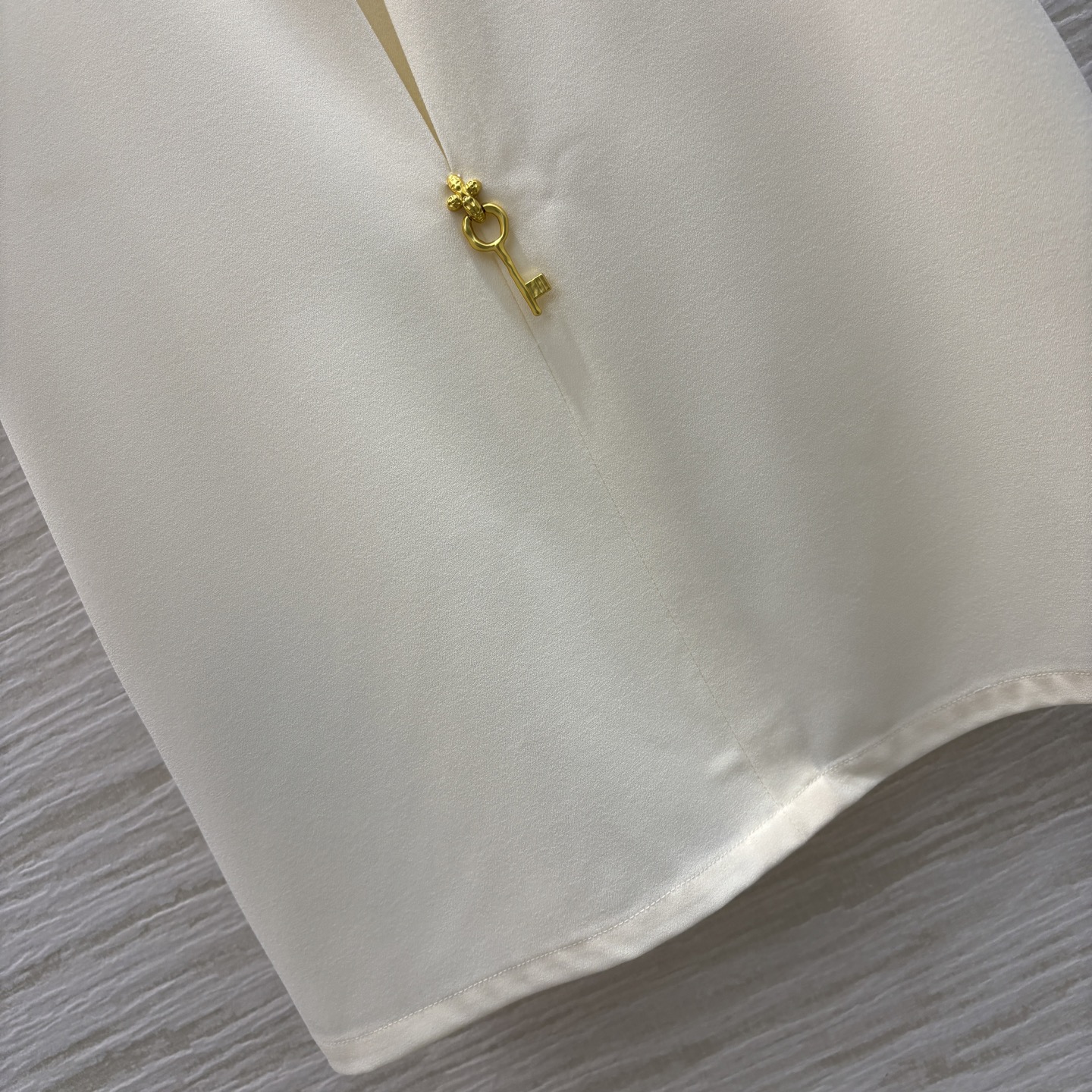 Sch家 25春夏 圆领醋酸半扣上衣  开模金匙装饰 V领宽松版型 简约大气休闲设计  开模金属扣 可甜