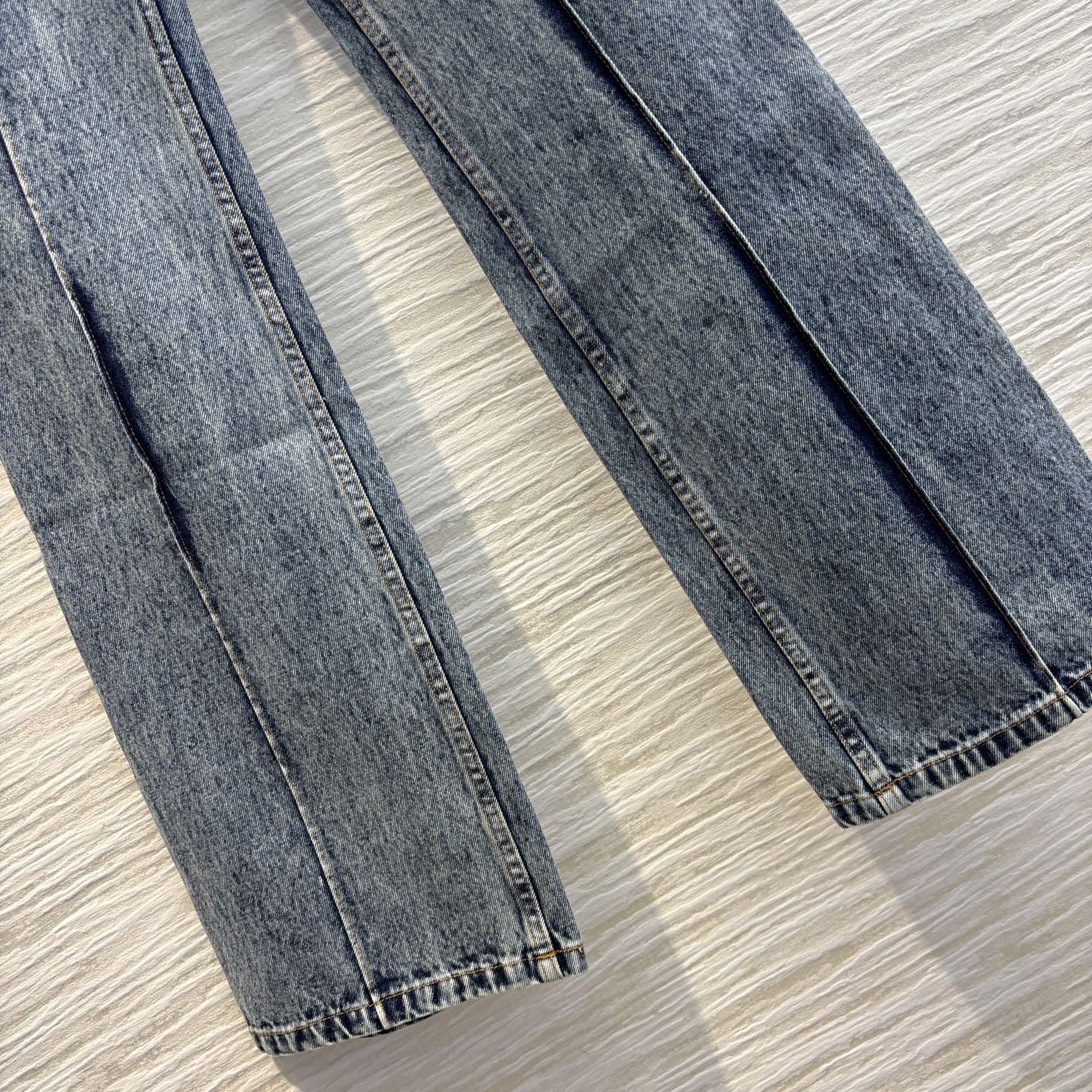 Sch家 25春夏新款 异形扣微喇牛仔裤 独具匠心的设计  裤中线点缀 让牛仔更显别致  每个扣子都不一