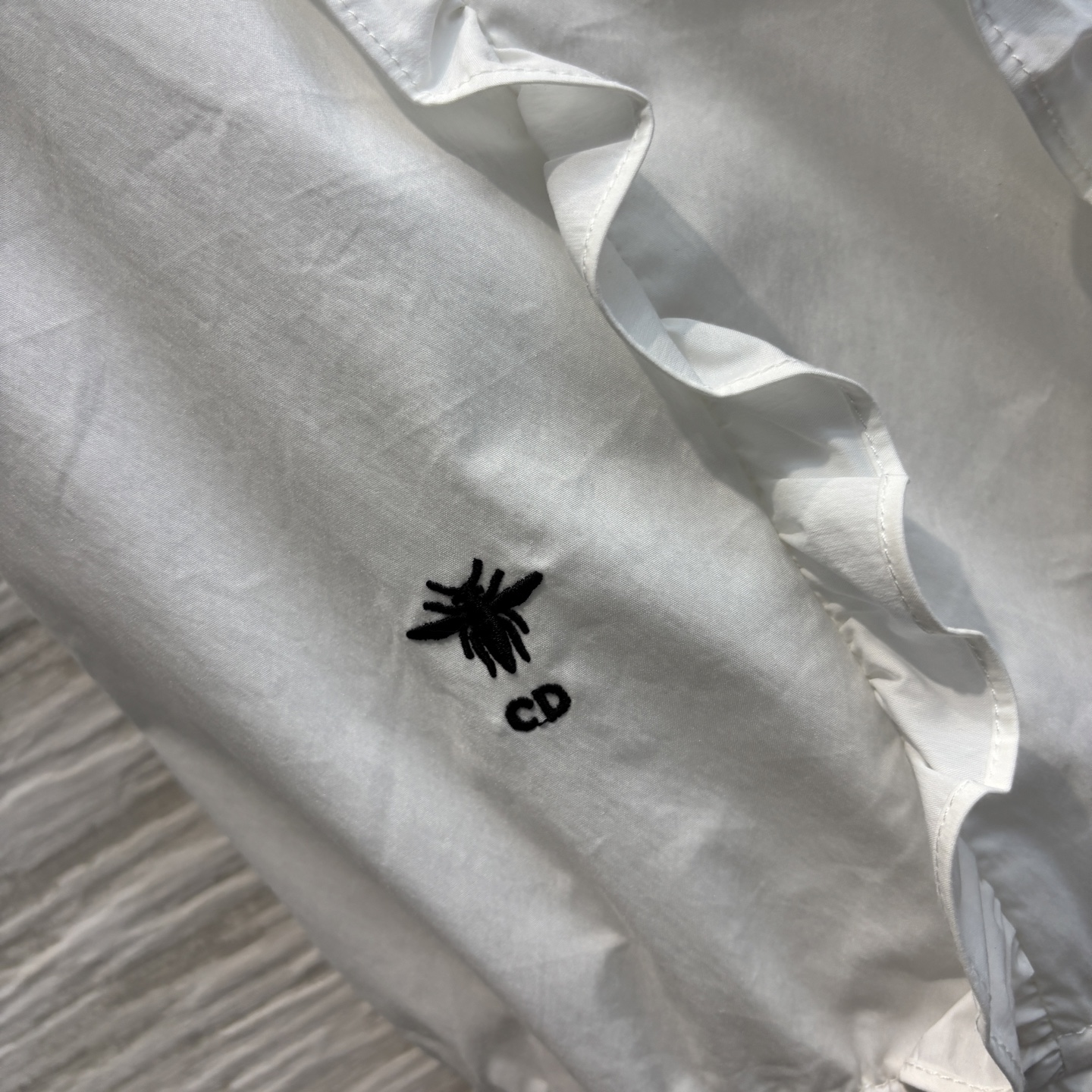 D家 25春夏 木耳边绣花无袖背心 纯欲乖乖女 减龄的木耳褶荷叶边领设计 经典H版型百搭不挑人 时髦百搭