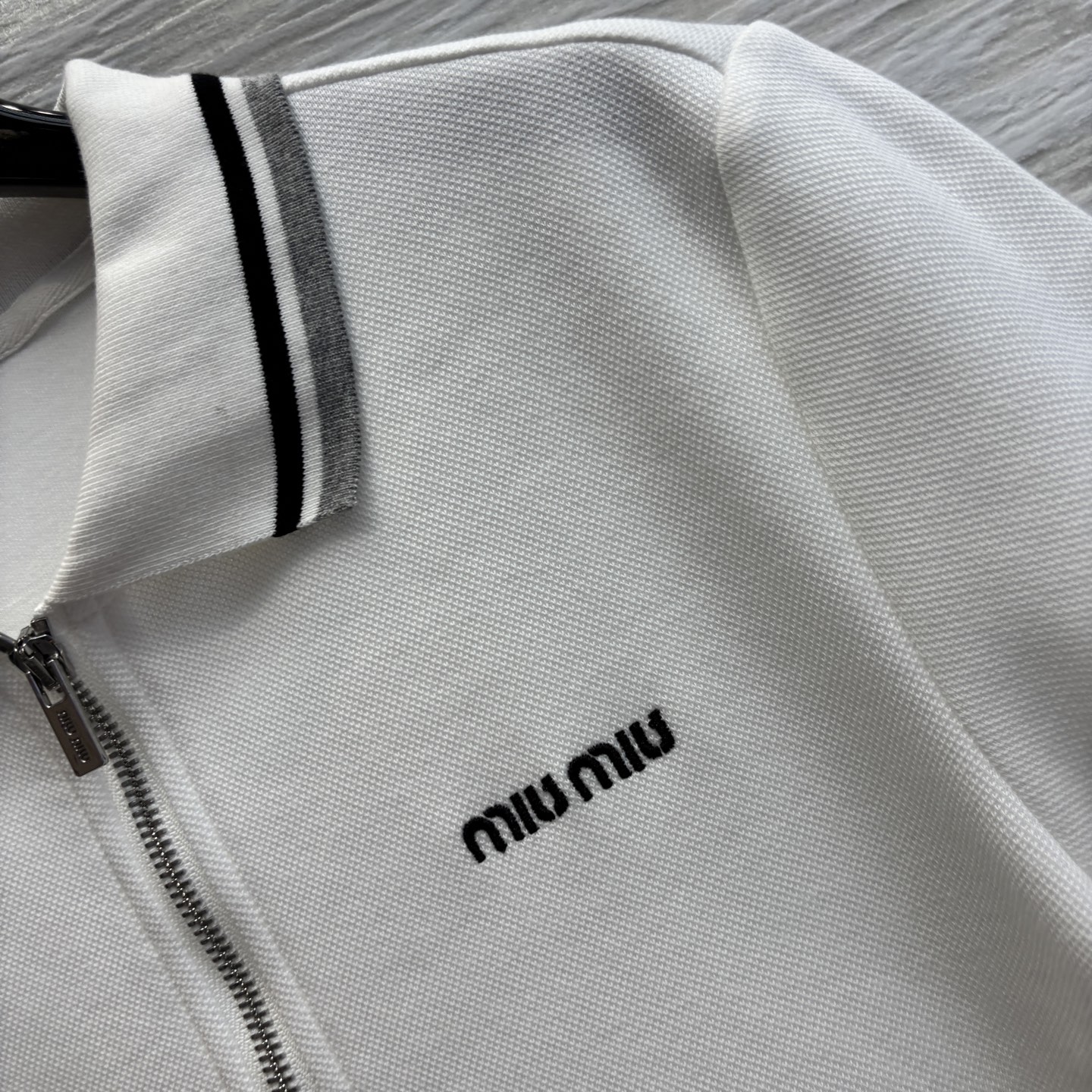 Miu家 25春夏Polo领短袖连衣裙 彰显运动优雅魅力上身透气舒适又自带高级感 条纹边缘设计 胸前刺绣