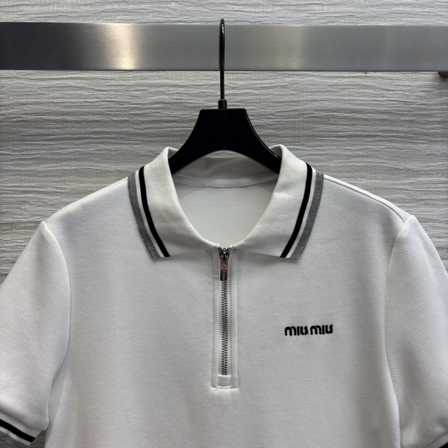 Miu家 25春夏Polo领短袖连衣裙 彰显运动优雅魅力上身透气舒适又自带高级感 条纹边缘设计 胸前刺绣