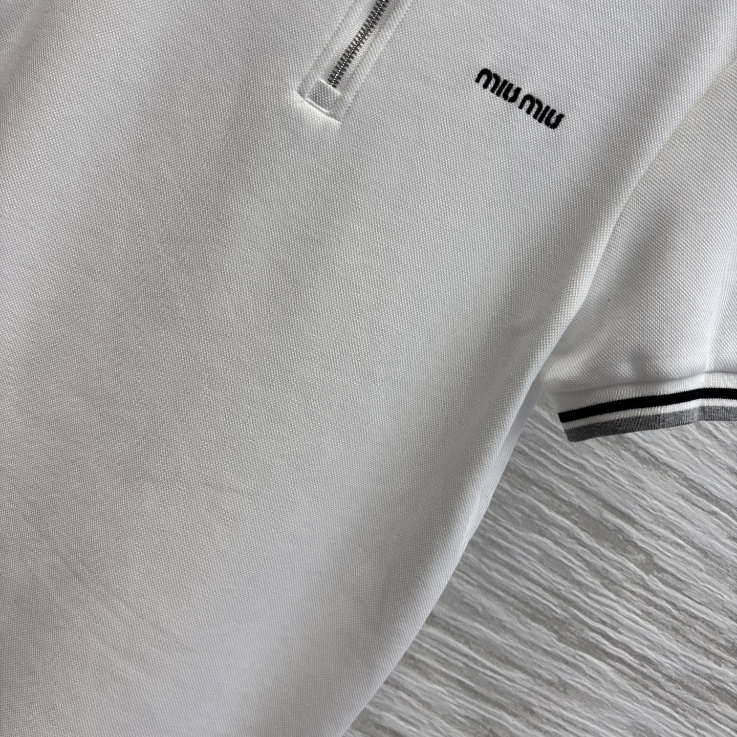 Miu家 25春夏Polo领短袖连衣裙 彰显运动优雅魅力上身透气舒适又自带高级感 条纹边缘设计 胸前刺绣