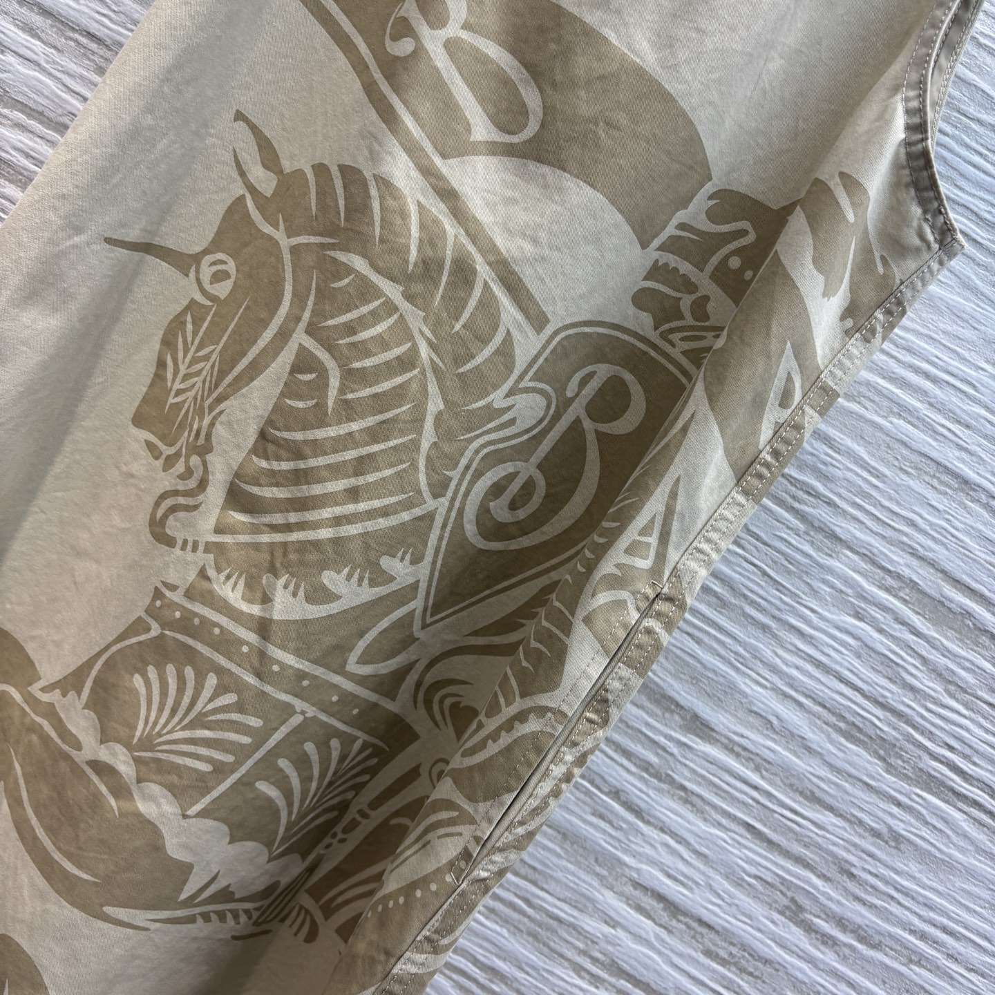 Bur家 25新款 骑士战马印花背心裙 圆领无袖设计 比较显脸小 上身超显身材高挑 经典修身直筒版型更显