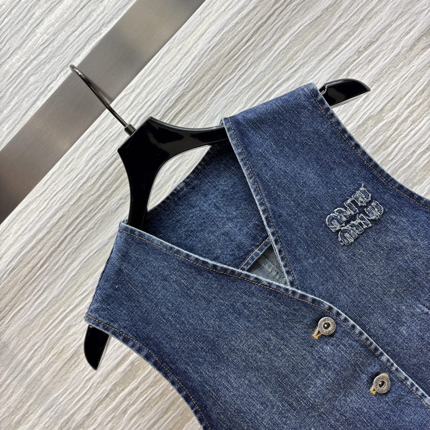 Miu家 25新款 V领假两件设计牛仔马甲 定制牛仔面料 质感高级 复古又时髦减龄 超拉身材比例 显瘦遮