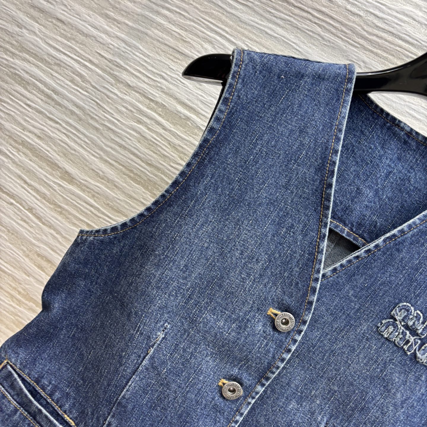 Miu家 25新款 V领假两件设计牛仔马甲 定制牛仔面料 质感高级 复古又时髦减龄 超拉身材比例 显瘦遮