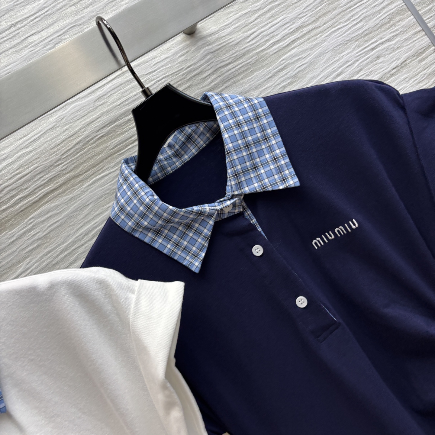 Miu家 25春夏新款 logo刺绣褶皱收腰开叉连衣裙  撞色格领 腰间压褶收腰设计完美勾勒腰线 褶皱留
