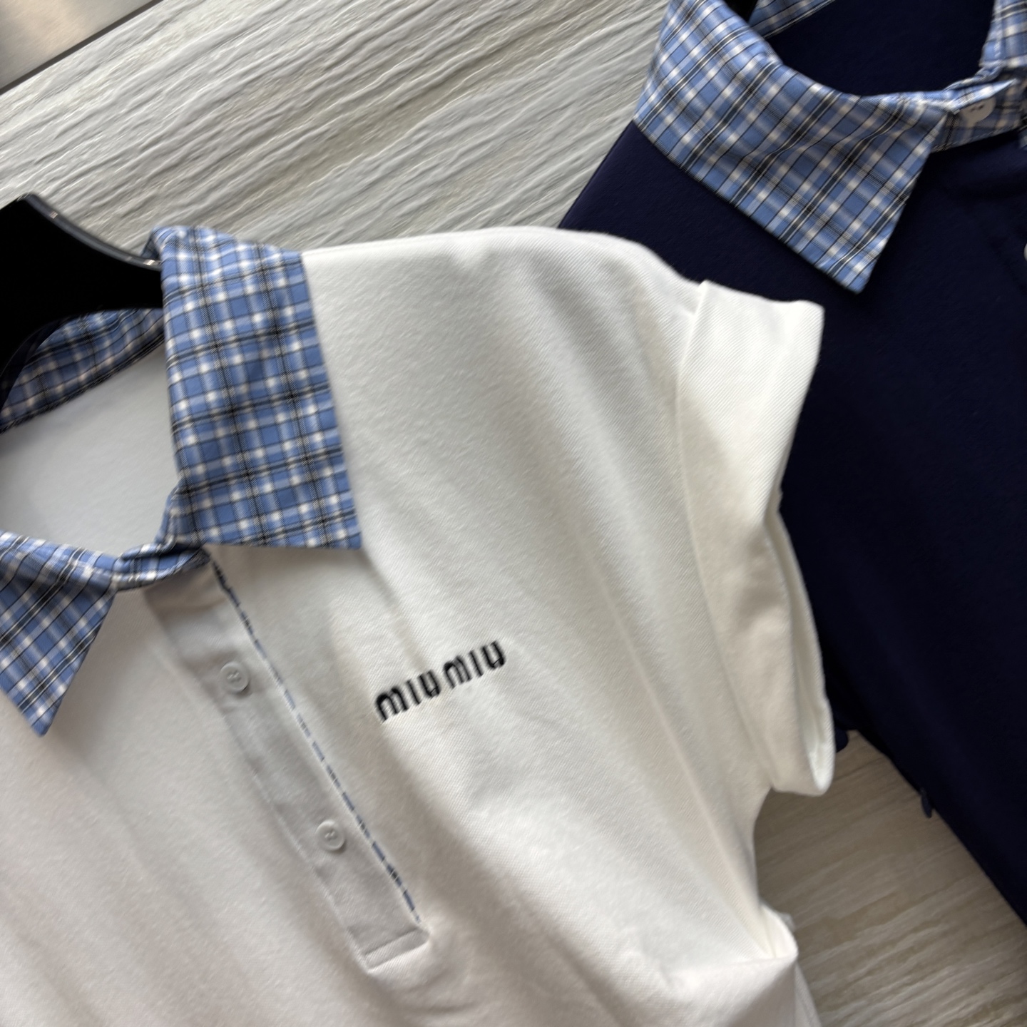Miu家 25春夏新款 logo刺绣褶皱收腰开叉连衣裙  撞色格领 腰间压褶收腰设计完美勾勒腰线 褶皱留