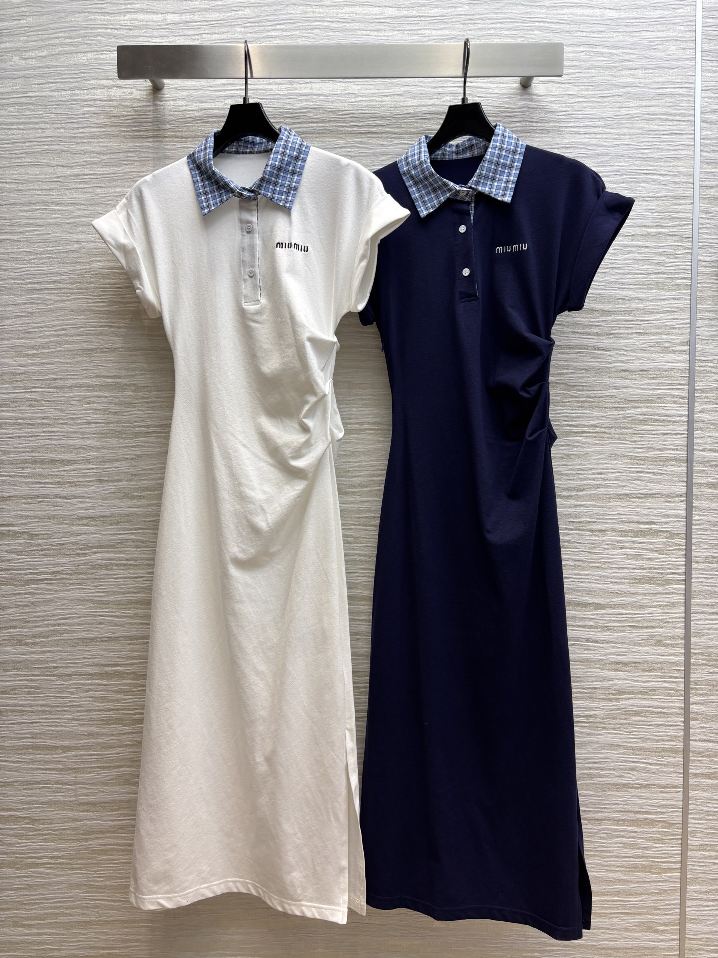 Miu家 25春夏新款 logo刺绣褶皱收腰开叉连衣裙  撞色格领 腰间压褶收腰设计完美勾勒腰线 褶皱留