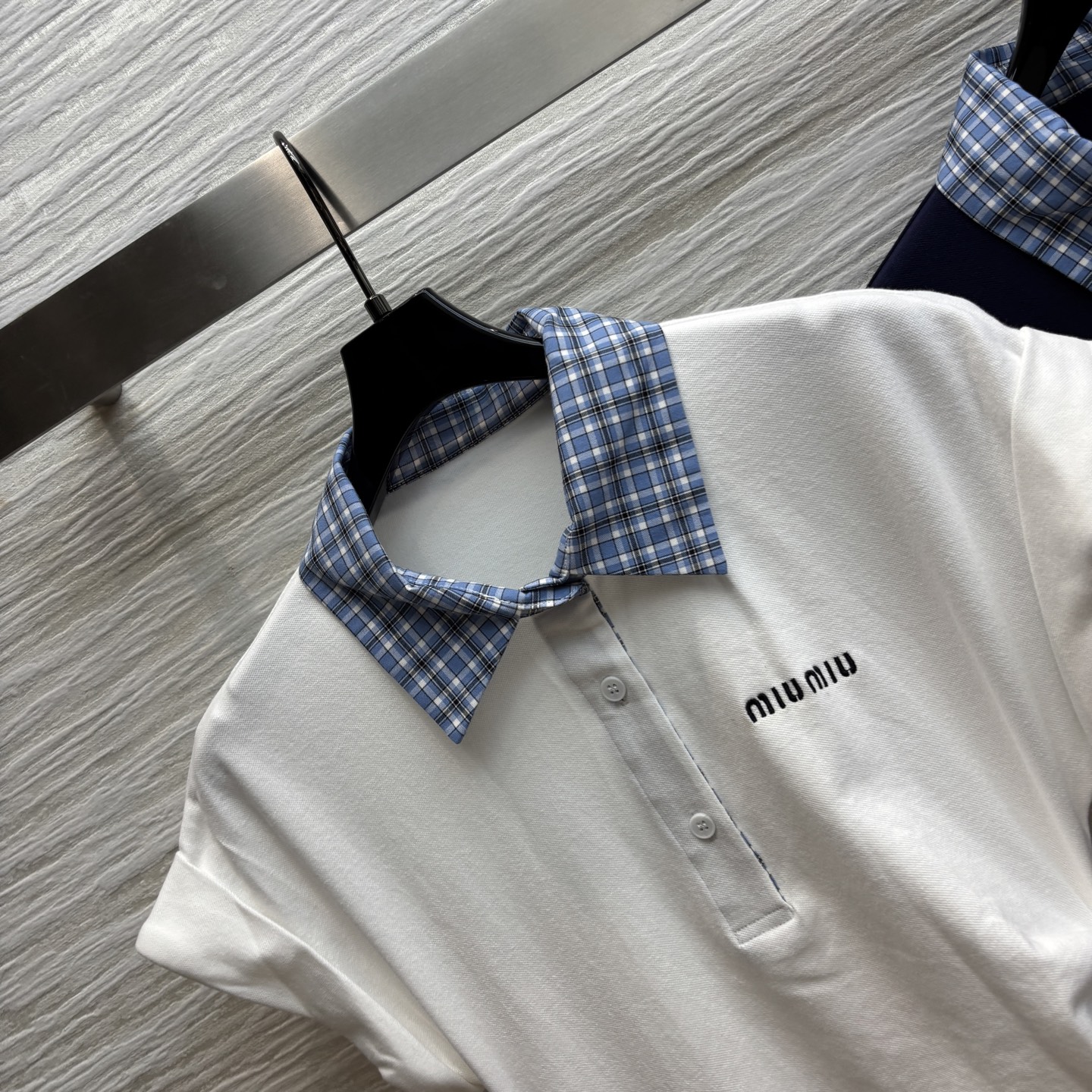 Miu家 25春夏新款 logo刺绣褶皱收腰开叉连衣裙  撞色格领 腰间压褶收腰设计完美勾勒腰线 褶皱留