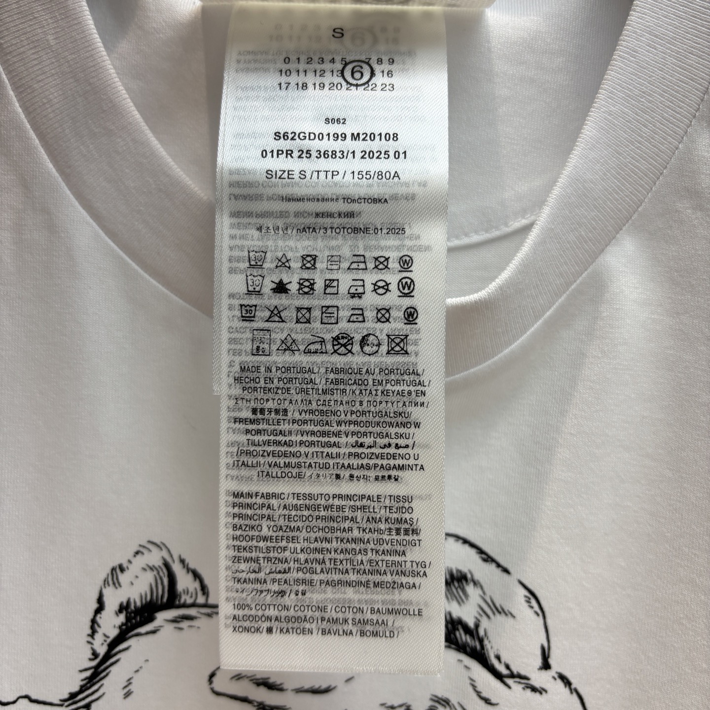 Mm6 25春夏 俏皮的兔子印花T恤  以仿版画线条呈现荒诞童趣 打破传统T恤的平面表达 搭配背后延伸出