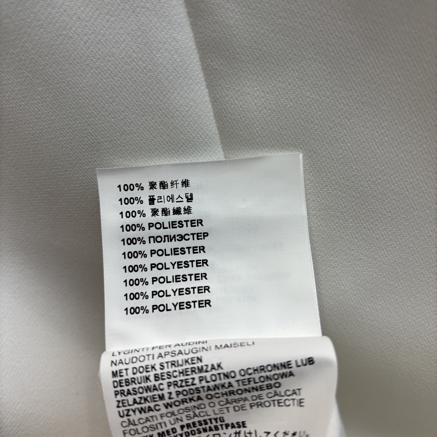 Miu家 25春夏新款 翻领无袖连衣裙 定制纽扣装饰 胸口刺绣字母logo点缀 非常吸睛 超显气质的配色