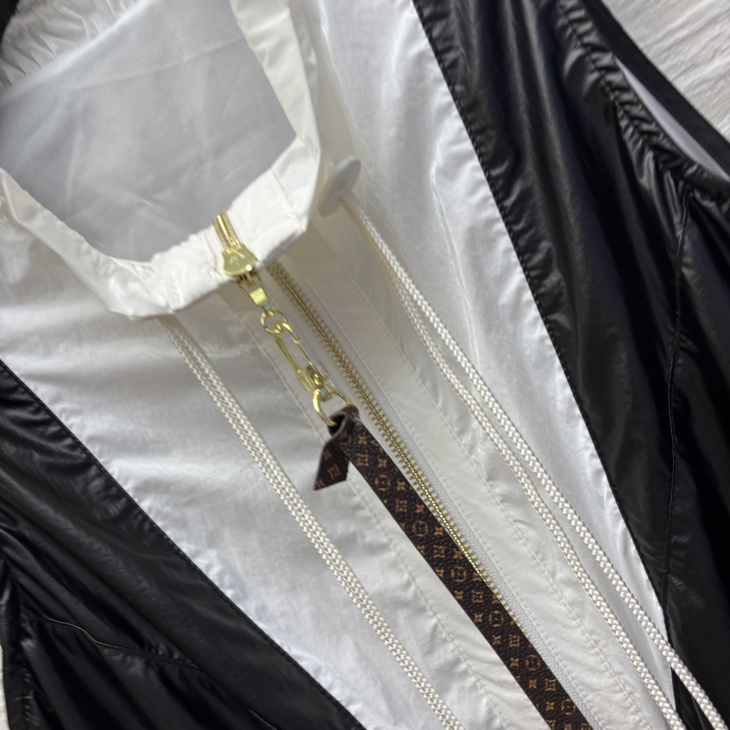L家 25春夏新款 立领无袖收腰连衣裙 撞色拉链设计  腰间抽绳打造收腰轮廓 完美拉长腿部比例超级显腿长
