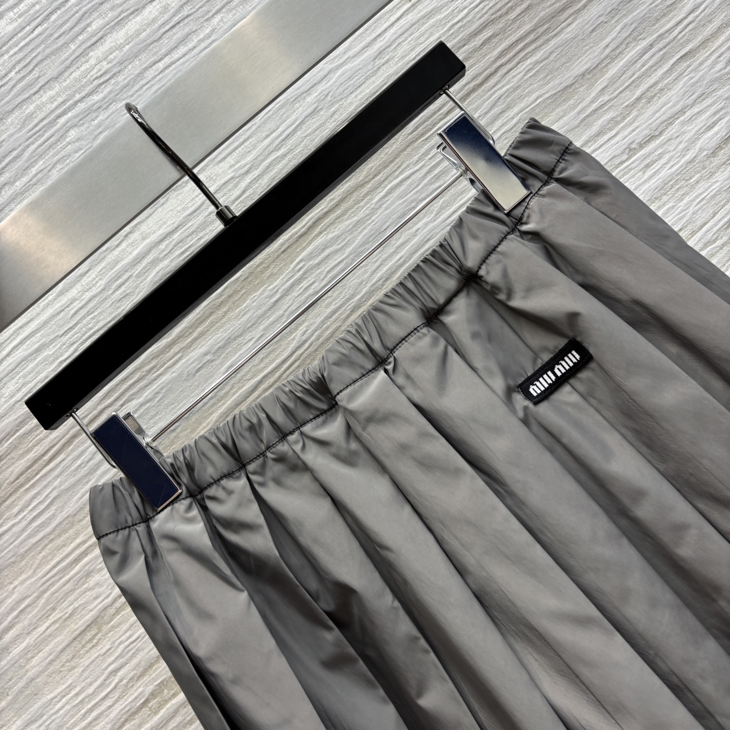 Miu家 25春夏新款 松紧腰百褶半身裙复古少女风气质单品  刺绣字母logo点缀低调奢华  一色SML