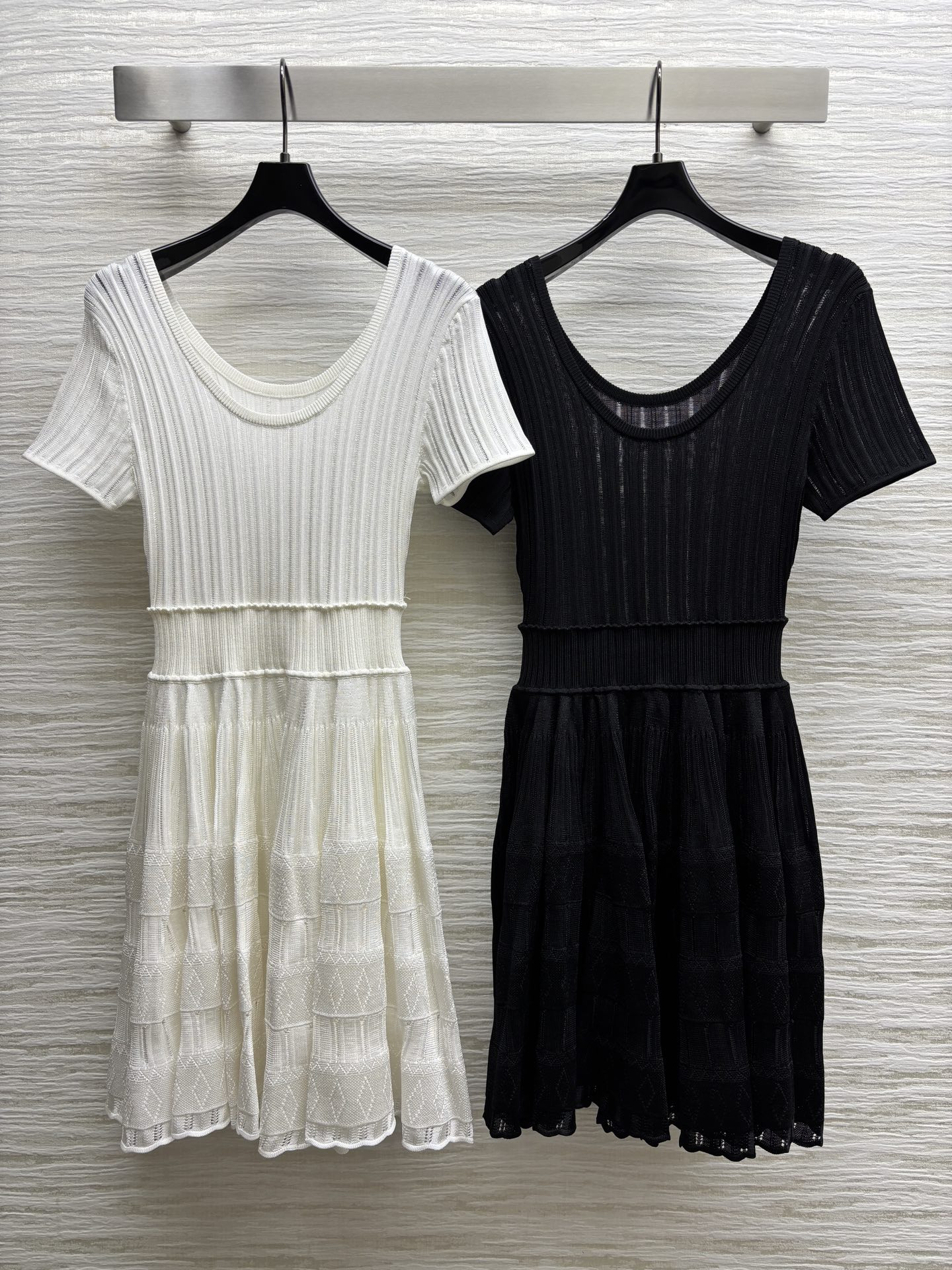 Alaïa Crinoline U-Neck Short Sleeve Knit Dress - Elegant & Versatile 2 i1746265386198 8476 0 0