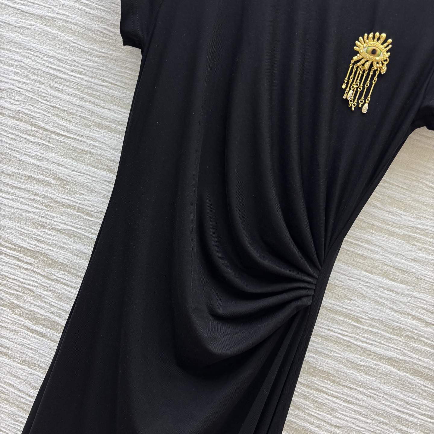 Elegant Pleated Mini Dress with Brooch Detail - Chic & Flattering Design 7 i1746285292817 9709 0 5
