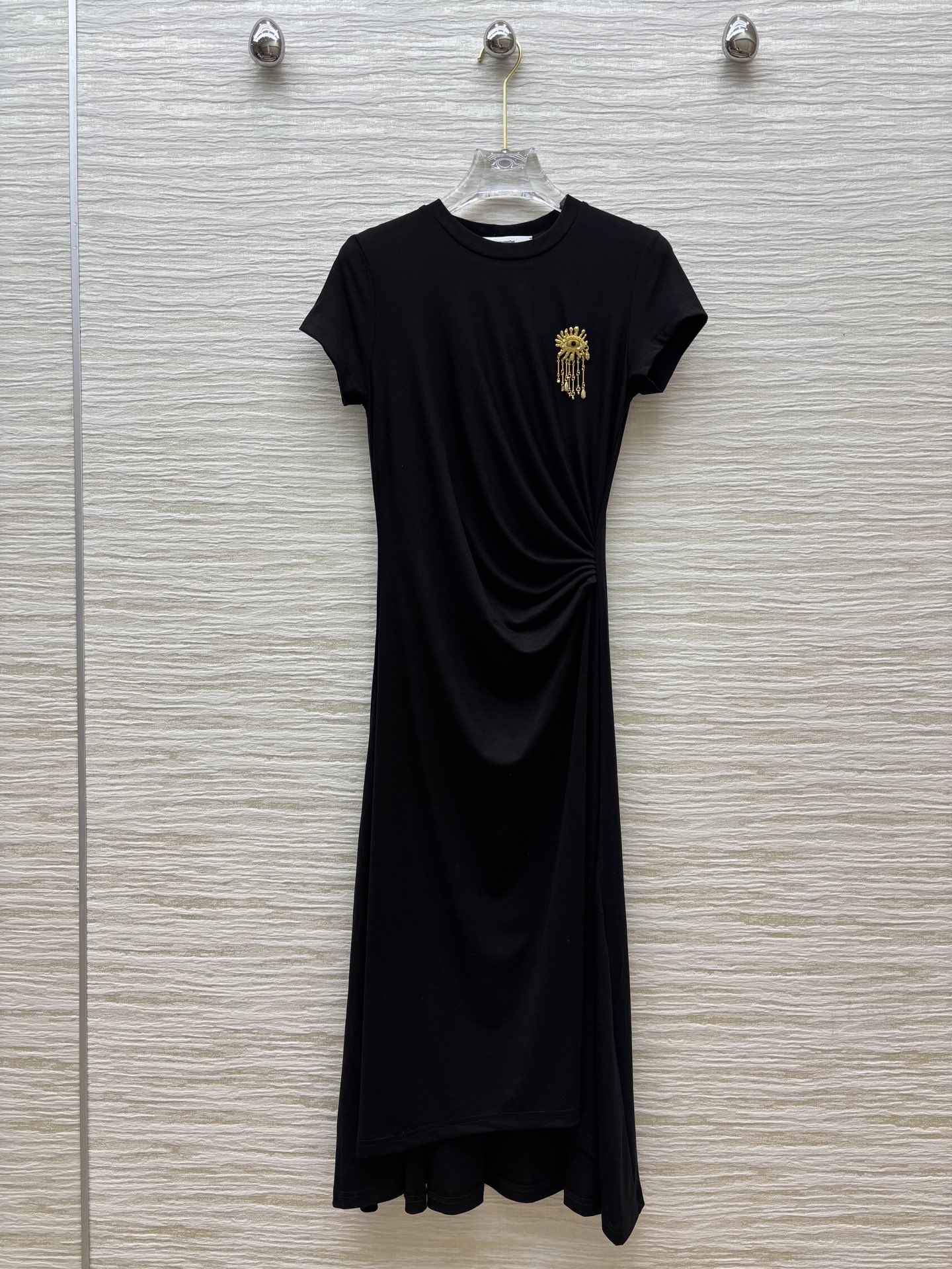 Elegant Pleated Mini Dress with Brooch Detail - Chic & Flattering Design 2 i1746285294329 2012 0 0