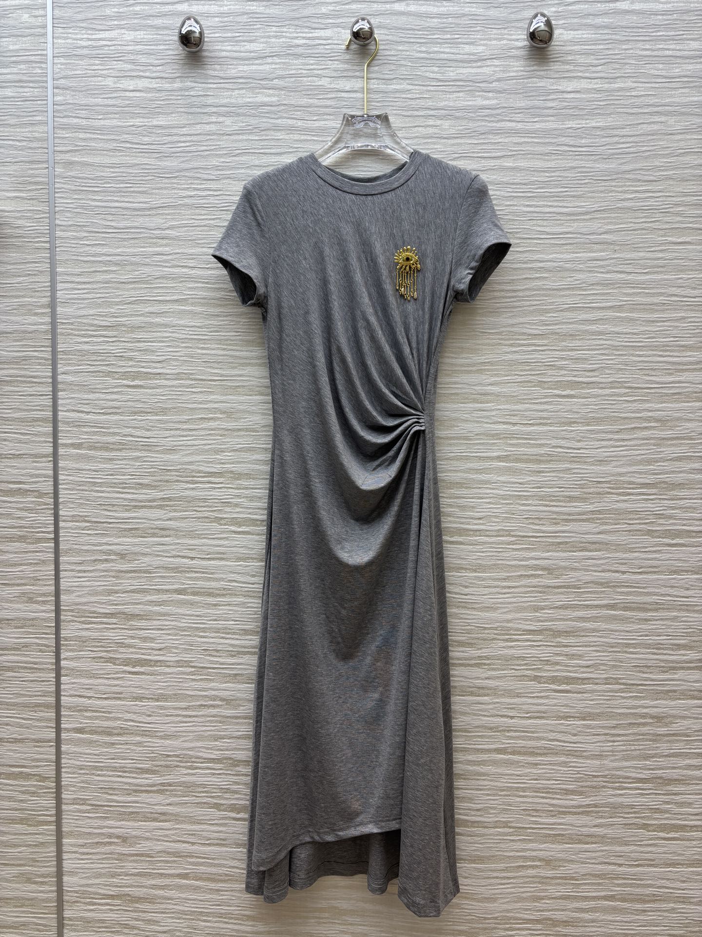 Elegant Pleated Short Sleeve Dress with Brooch Detail - Chic & Flattering 2 i1746285348349 4681 0 0