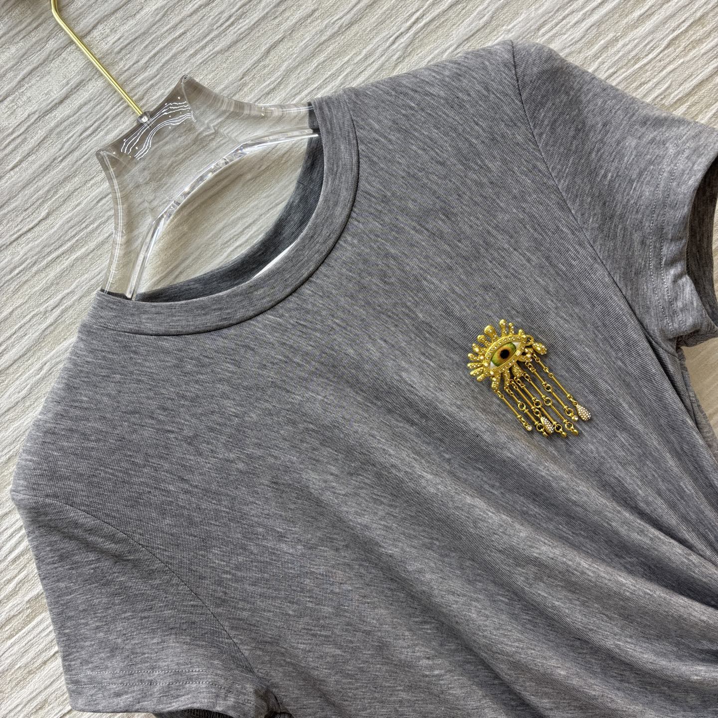 Elegant Pleated Short Sleeve Dress with Brooch Detail - Chic & Flattering 5 i1746285348349 7383 0 3