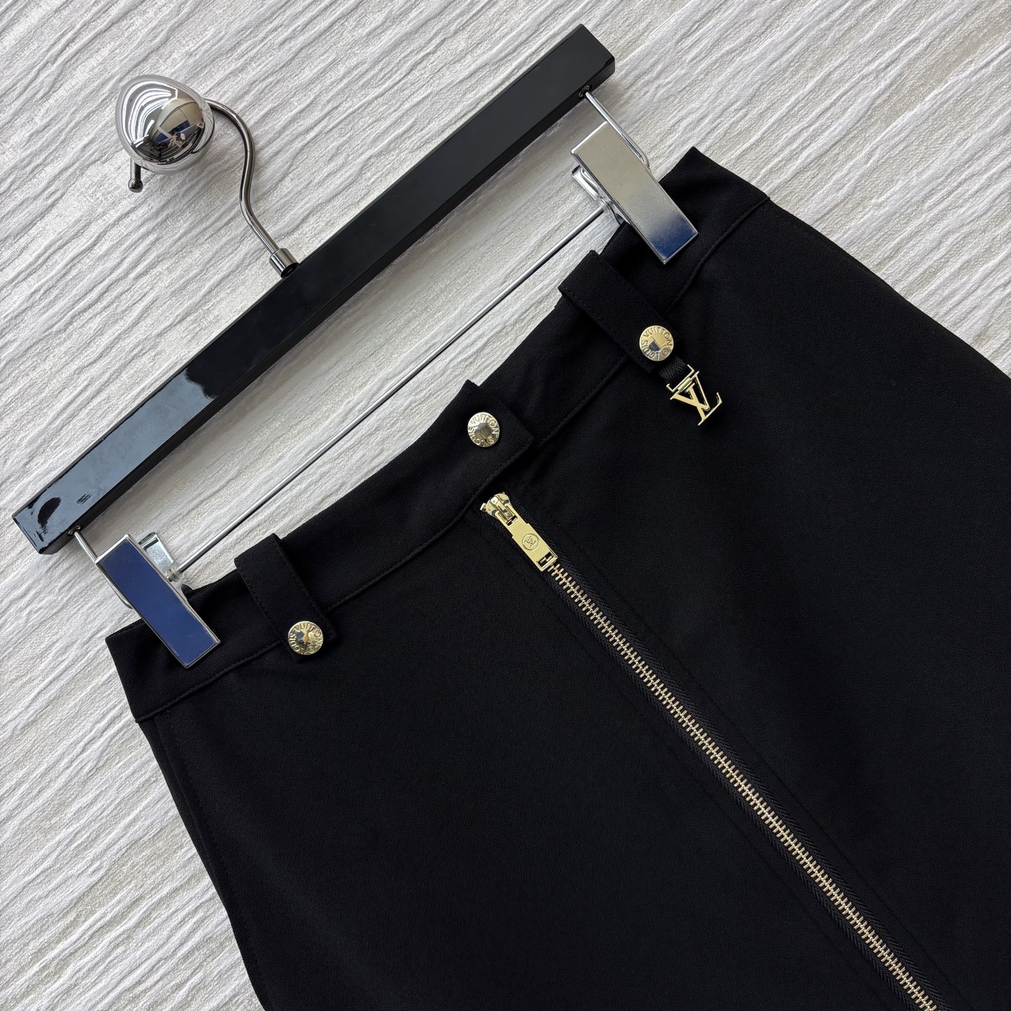 Louis Vuitton High Waist Zip-Front Midi Skirt - Elegant & Versatile 4 i1747059352870 3012 0 3