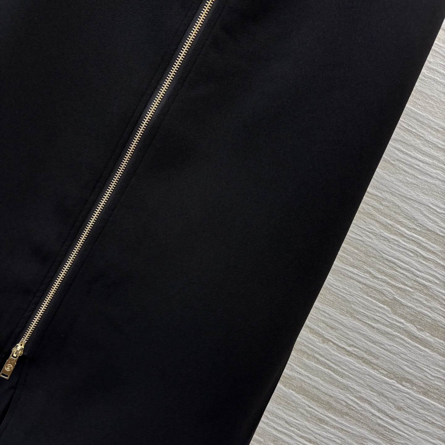 Louis Vuitton High Waist Zip-Front Midi Skirt - Elegant & Versatile 7 i1747059352870 9597 0 6