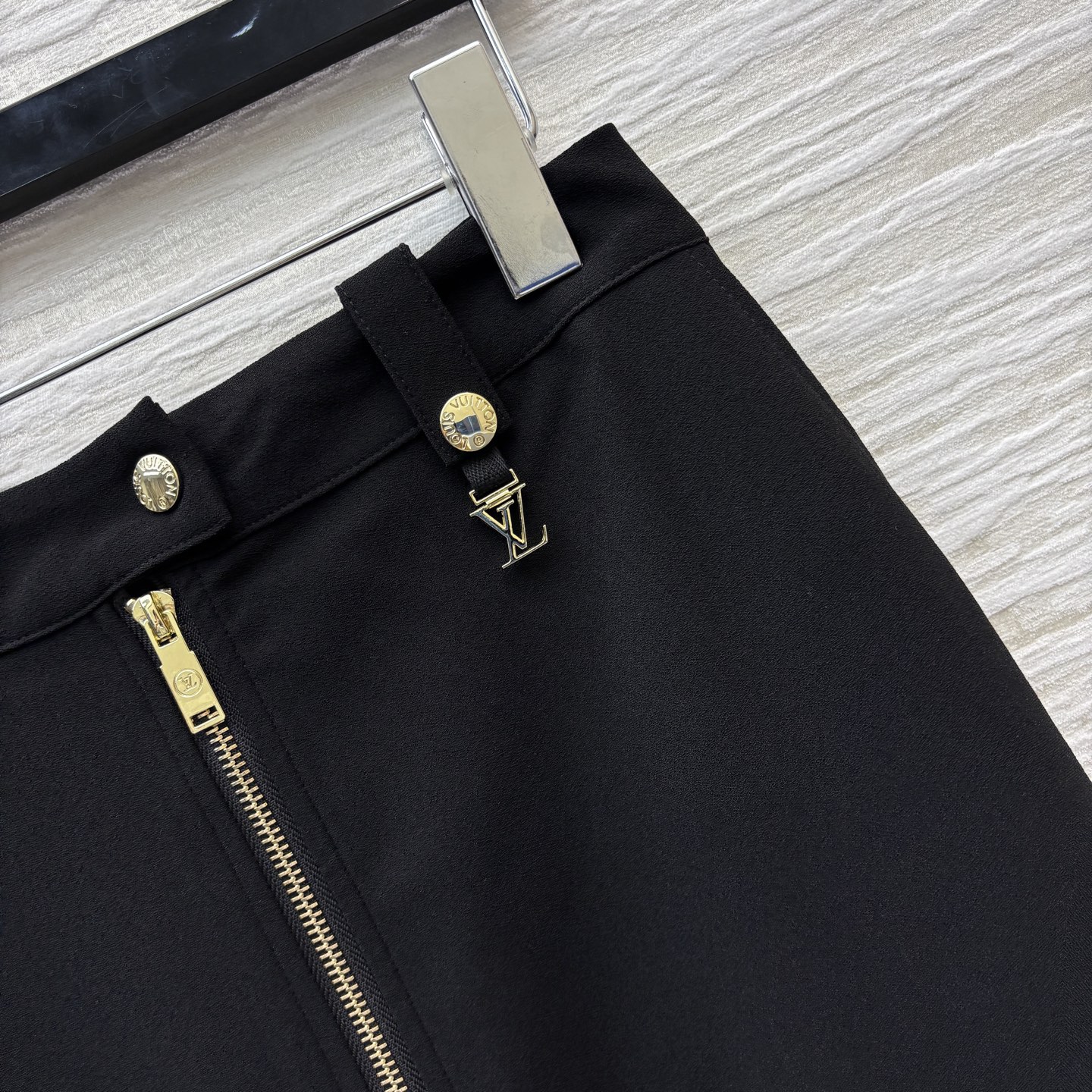 Louis Vuitton High Waist Zip-Front Midi Skirt - Elegant & Versatile 5 i1747059352878 7415 0 4
