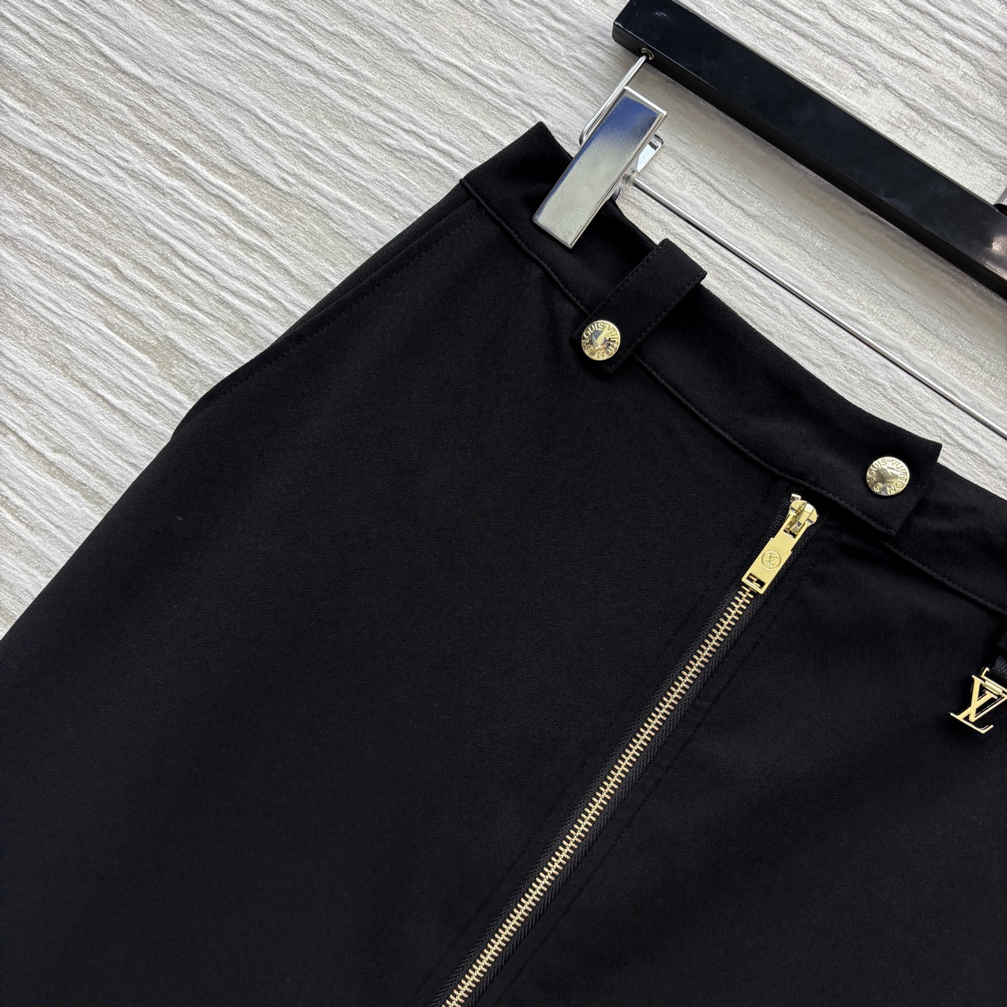 Louis Vuitton High Waist Zip-Front Midi Skirt - Elegant & Versatile 3 i1747059352906 4440 0 2