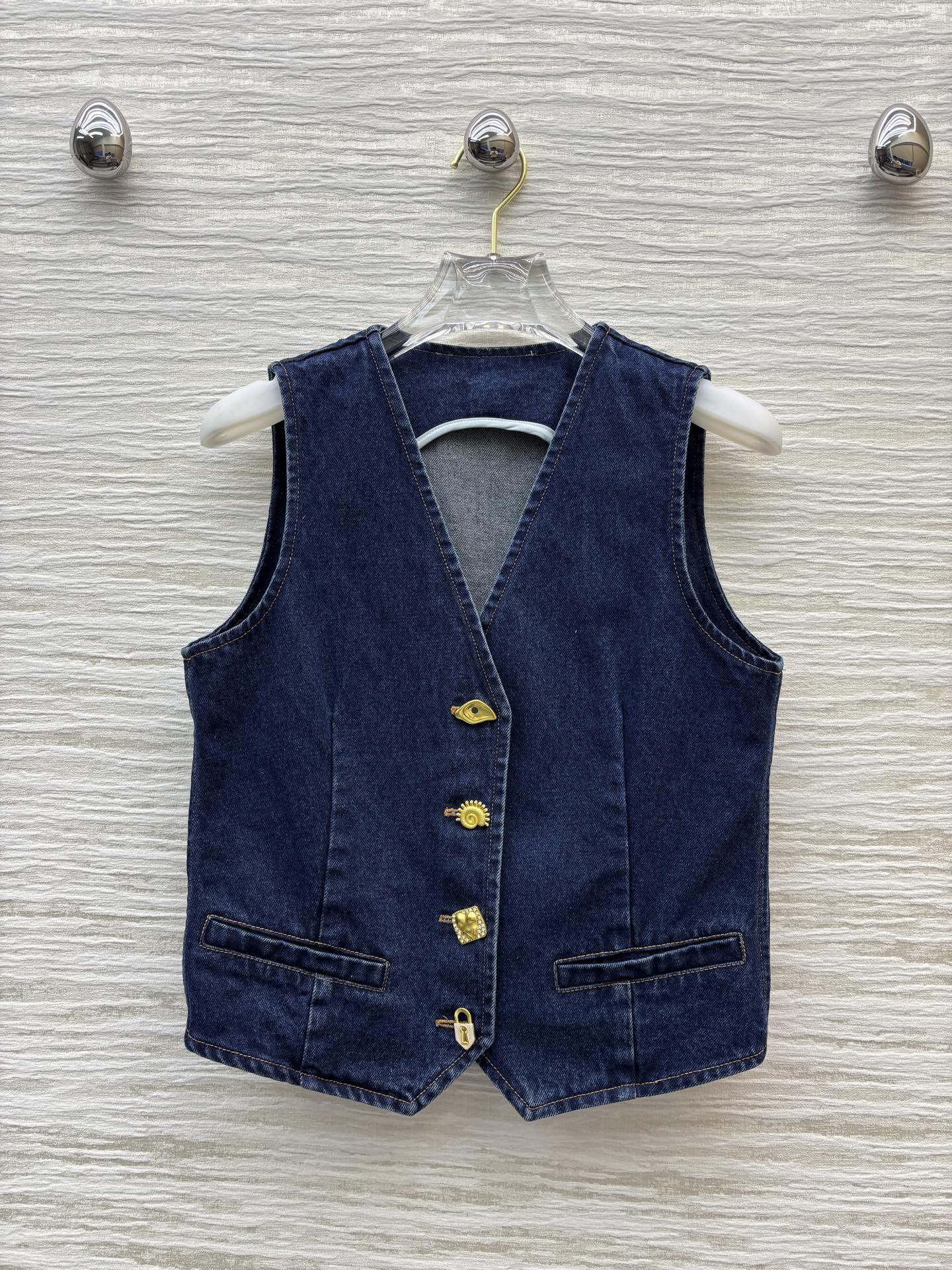 Original Scavenging Female Suit: Stylish Cowboy Attire for Young Lady in Love