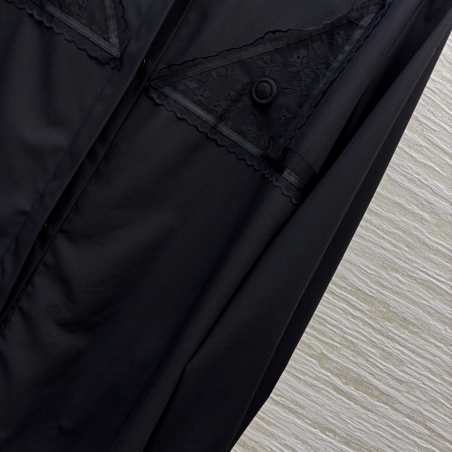 Sch家 26新款 蕾丝拼接翻领长款衬衫 定制面料高级有质感 上身舒适随性完全不挑身材 任何身型都能轻松