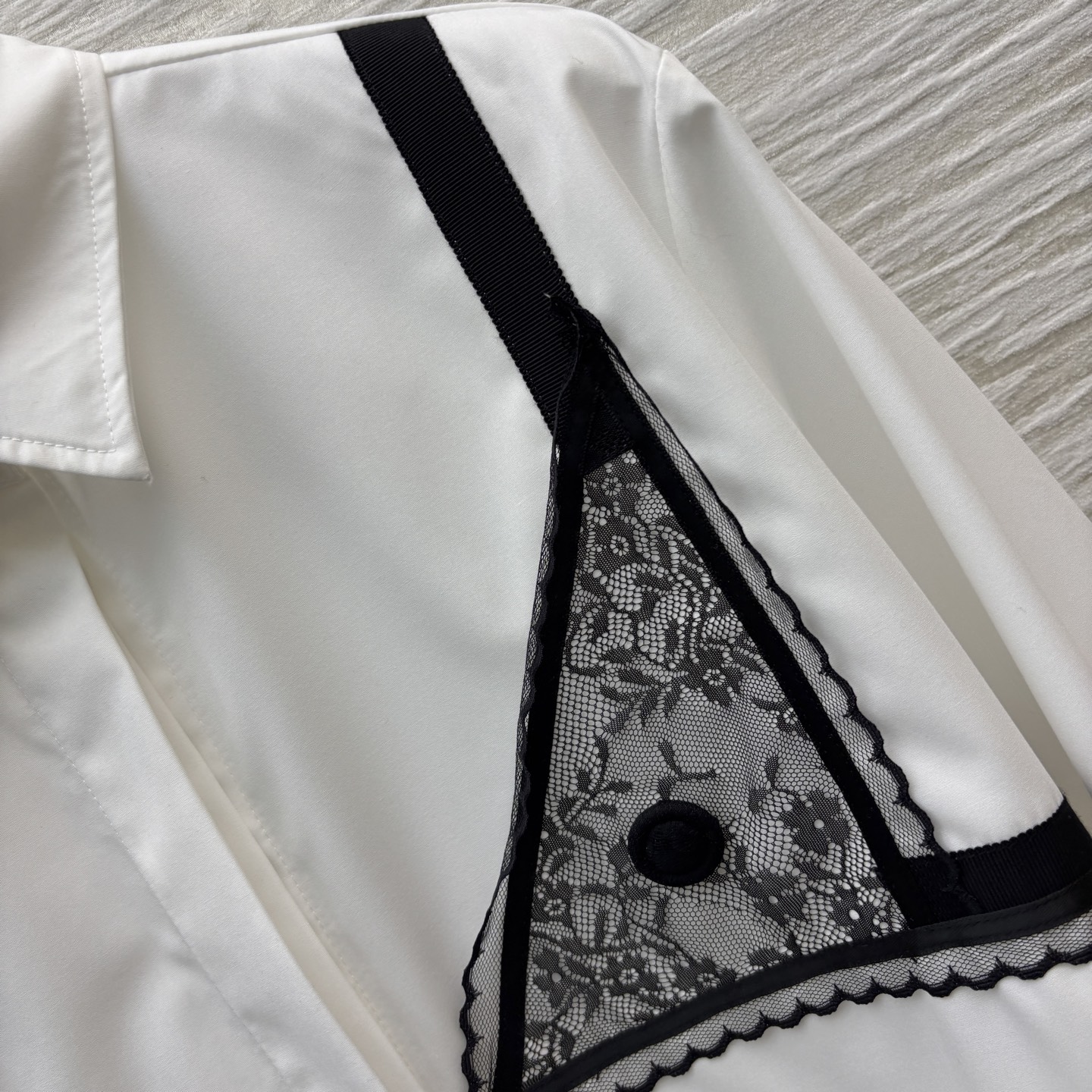 Sch家 26新款 蕾丝拼接翻领长款衬衫 定制面料高级有质感 上身舒适随性完全不挑身材 任何身型都能轻松