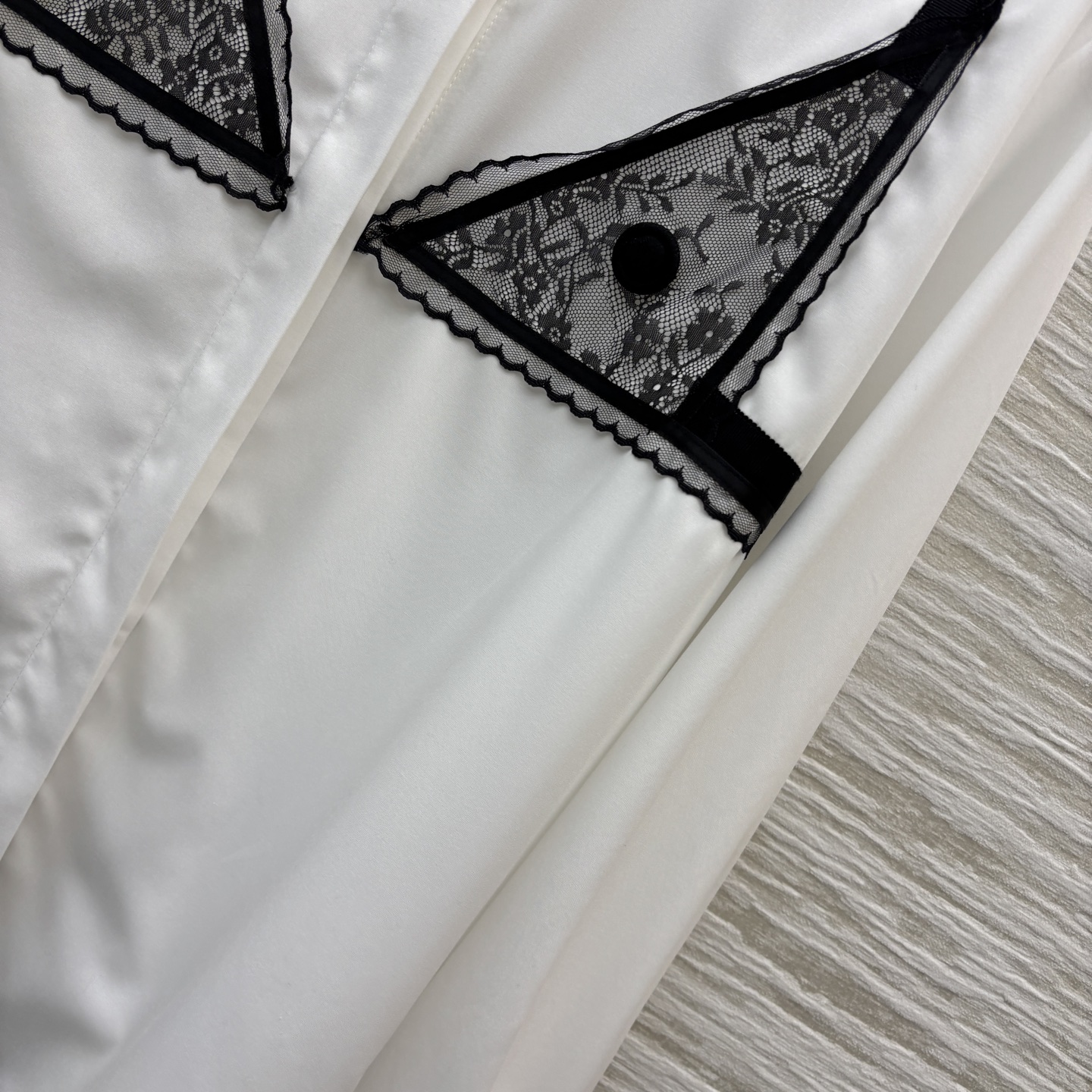 Sch家 26新款 蕾丝拼接翻领长款衬衫 定制面料高级有质感 上身舒适随性完全不挑身材 任何身型都能轻松