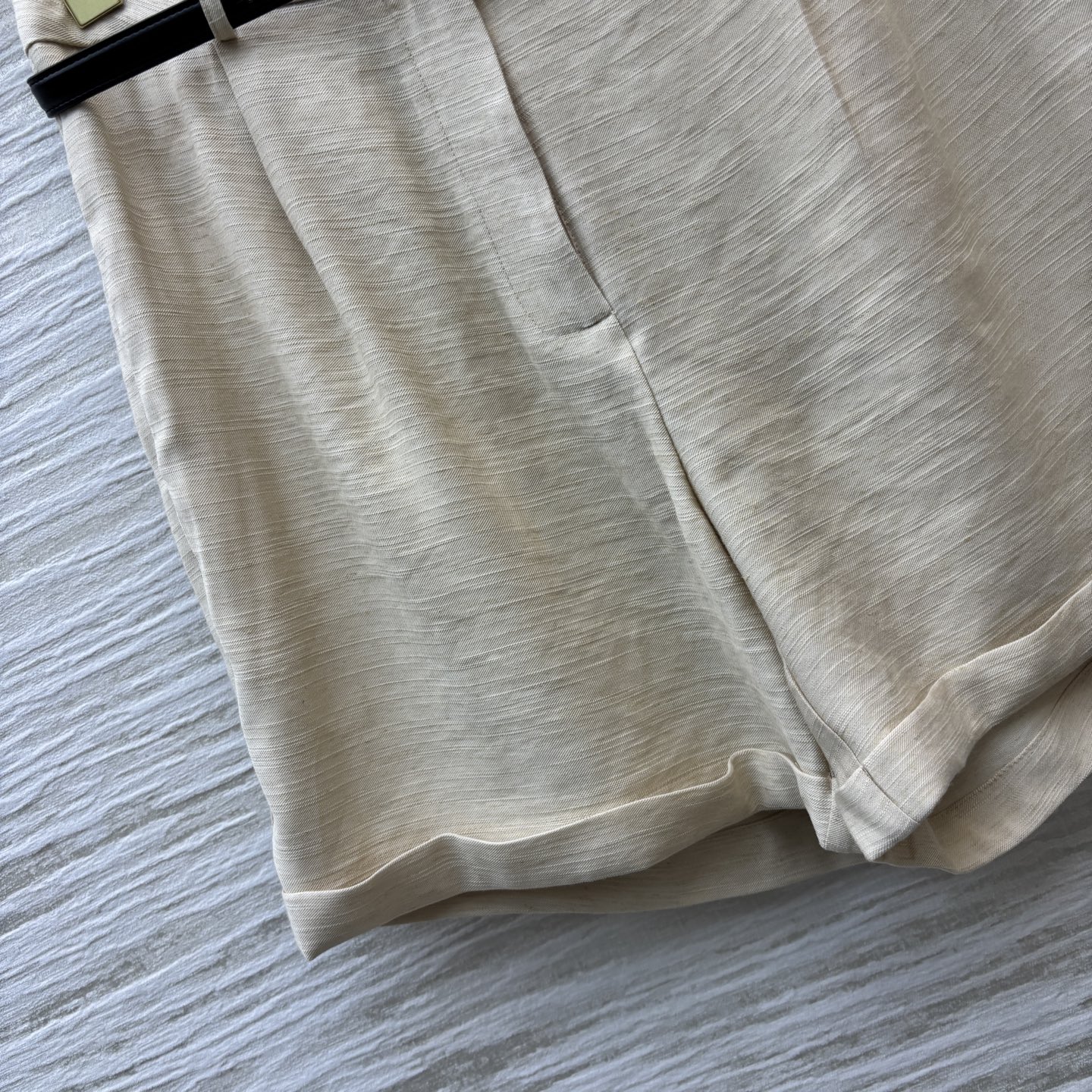 White V-Neck T-Shirt and Shorts Combination - 图片 6