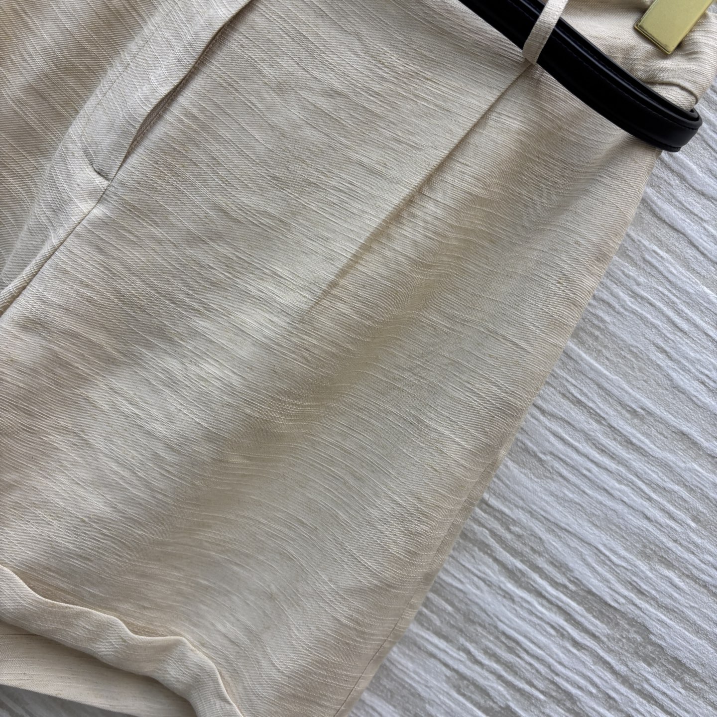 White V-Neck T-Shirt and Shorts Combination - 图片 7