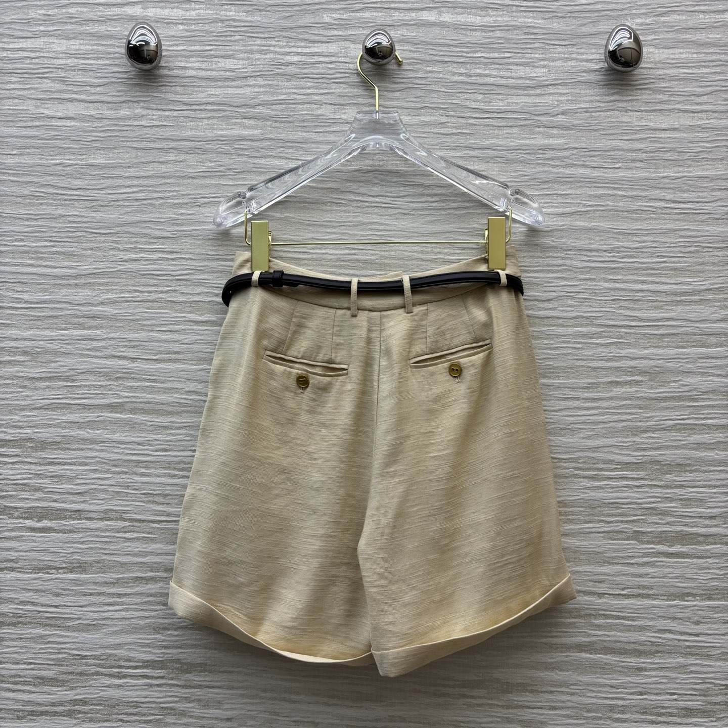 White V-Neck T-Shirt and Shorts Combination - 图片 8