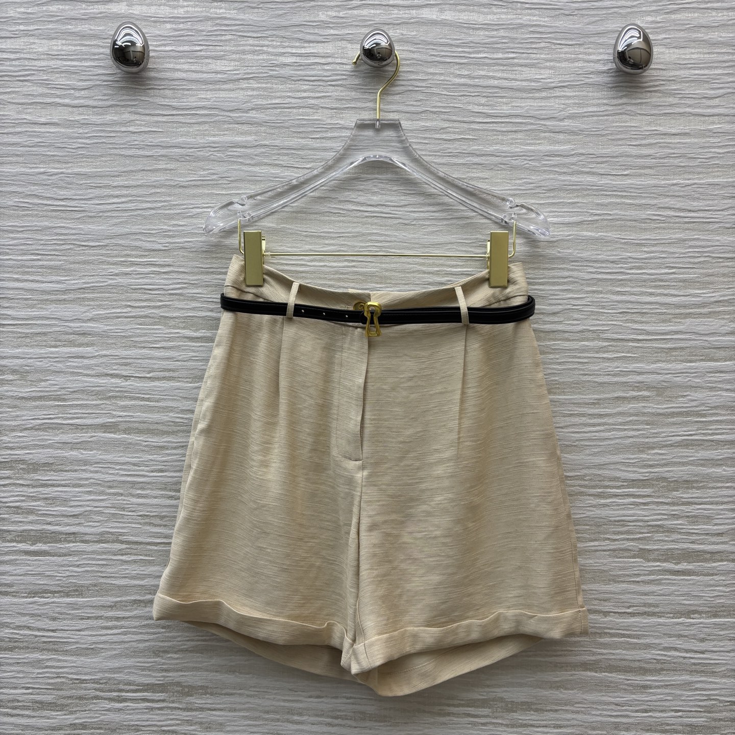 White V-Neck T-Shirt and Shorts Combination - 图片 1